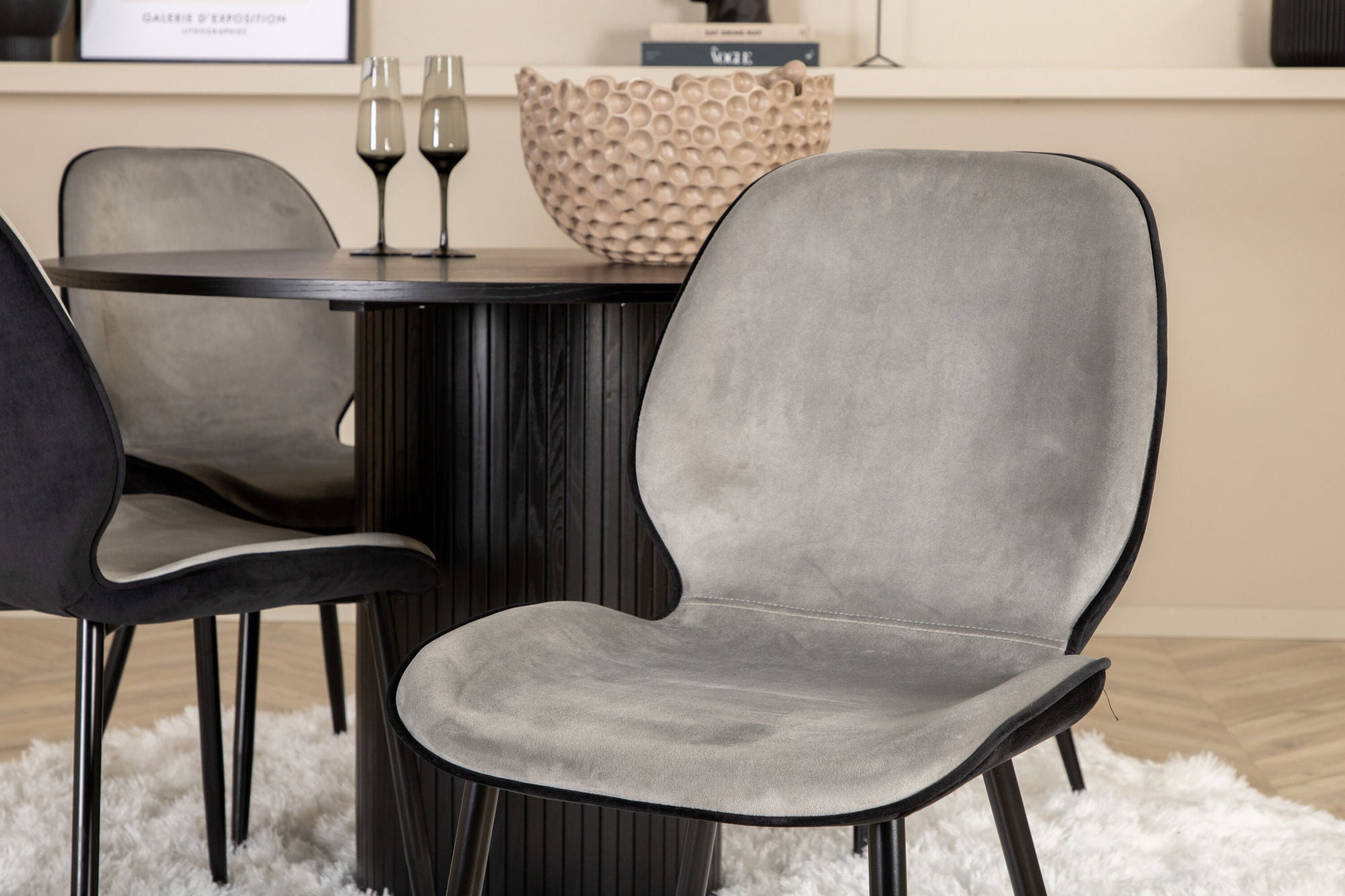 Venture Home Bianca rund spisebord - Black / Black Veneer+Emma stol - Black / Black and Light Grey Black Velvet in Back Grey Velvet in front_4