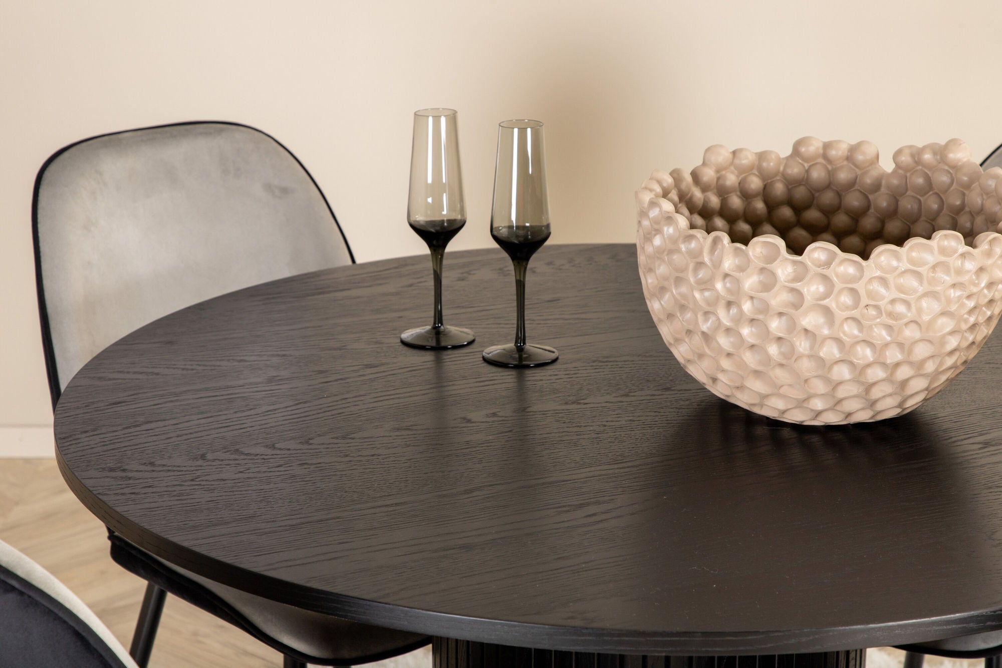 Venture Home Bianca rund spisebord - Black / Black Veneer+Emma stol - Black / Black and Light Grey Black Velvet in Back Grey Velvet in front_4