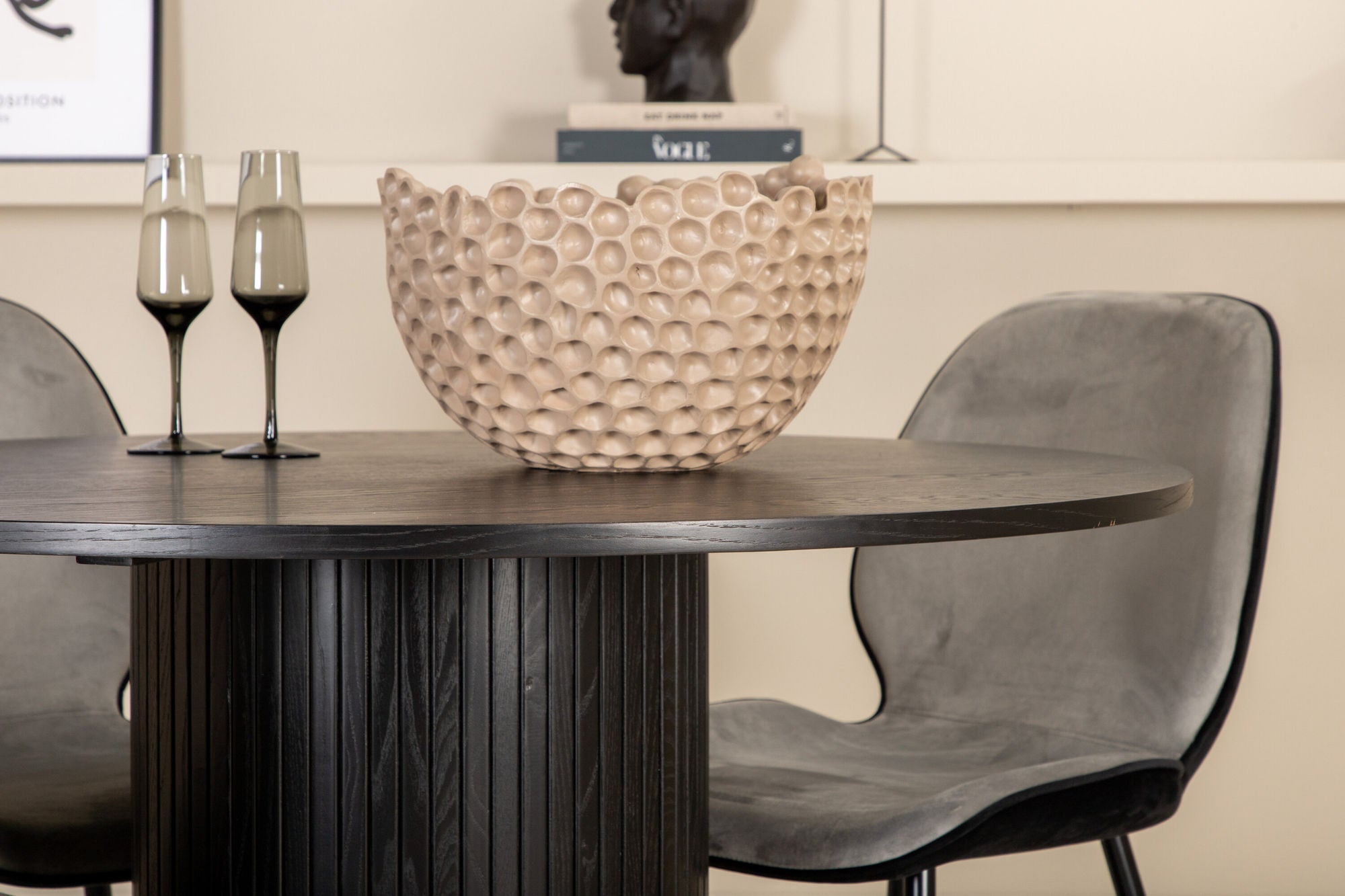 Venture Home Bianca rund spisebord - Black / Black Veneer+Emma stol - Black / Black and Light Grey Black Velvet in Back Grey Velvet in front_4