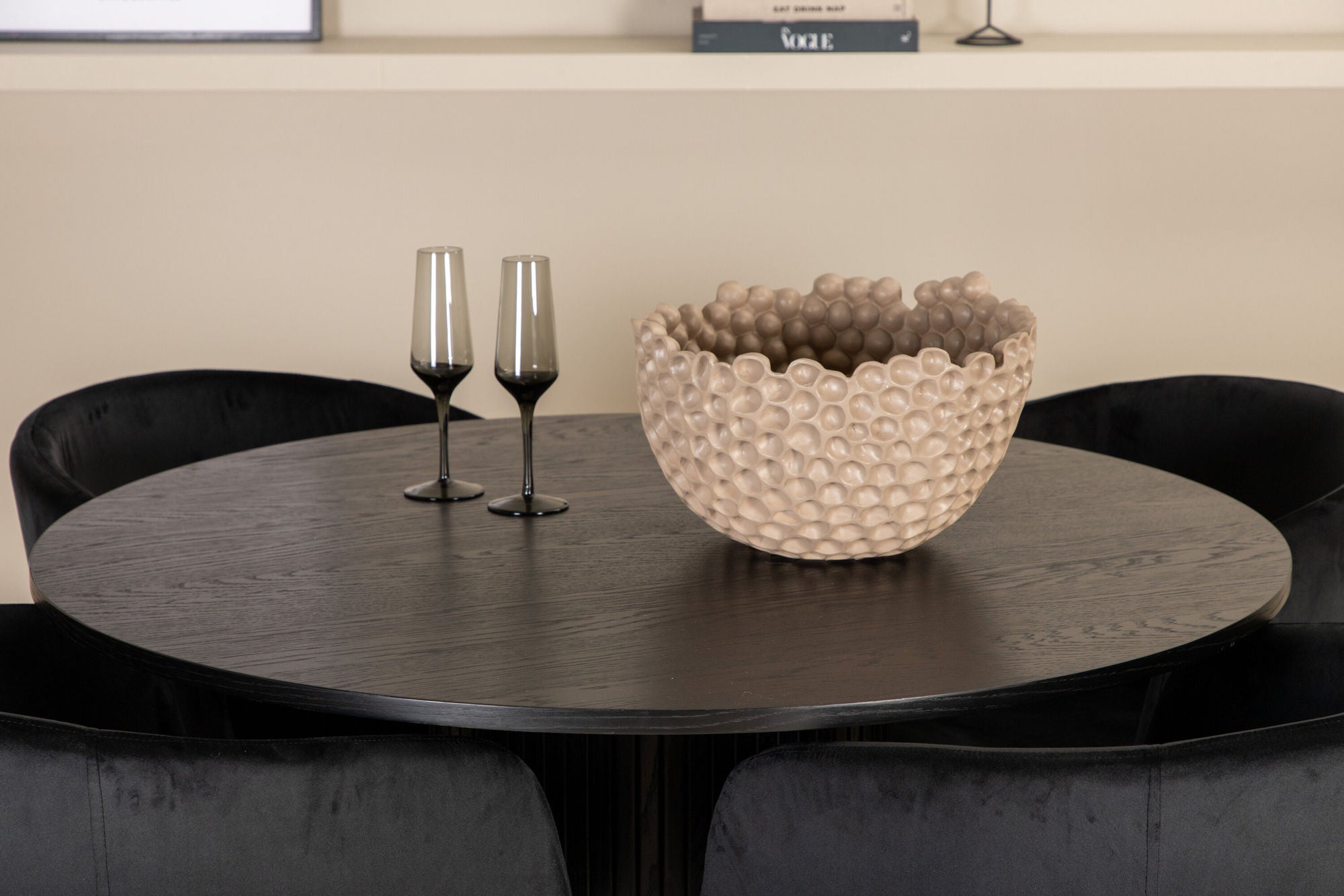 Venture Home Bianca rund spisebord - Black / Black Veneer+Berit stol - Black / Black Velvet_4