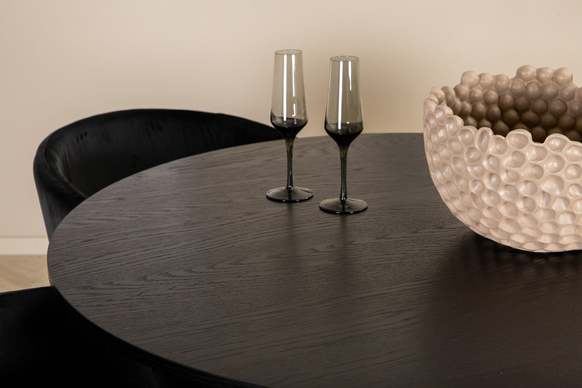 Venture Home Bianca rund spisebord - Black / Black Veneer+Berit stol - Black / Black Velvet_4