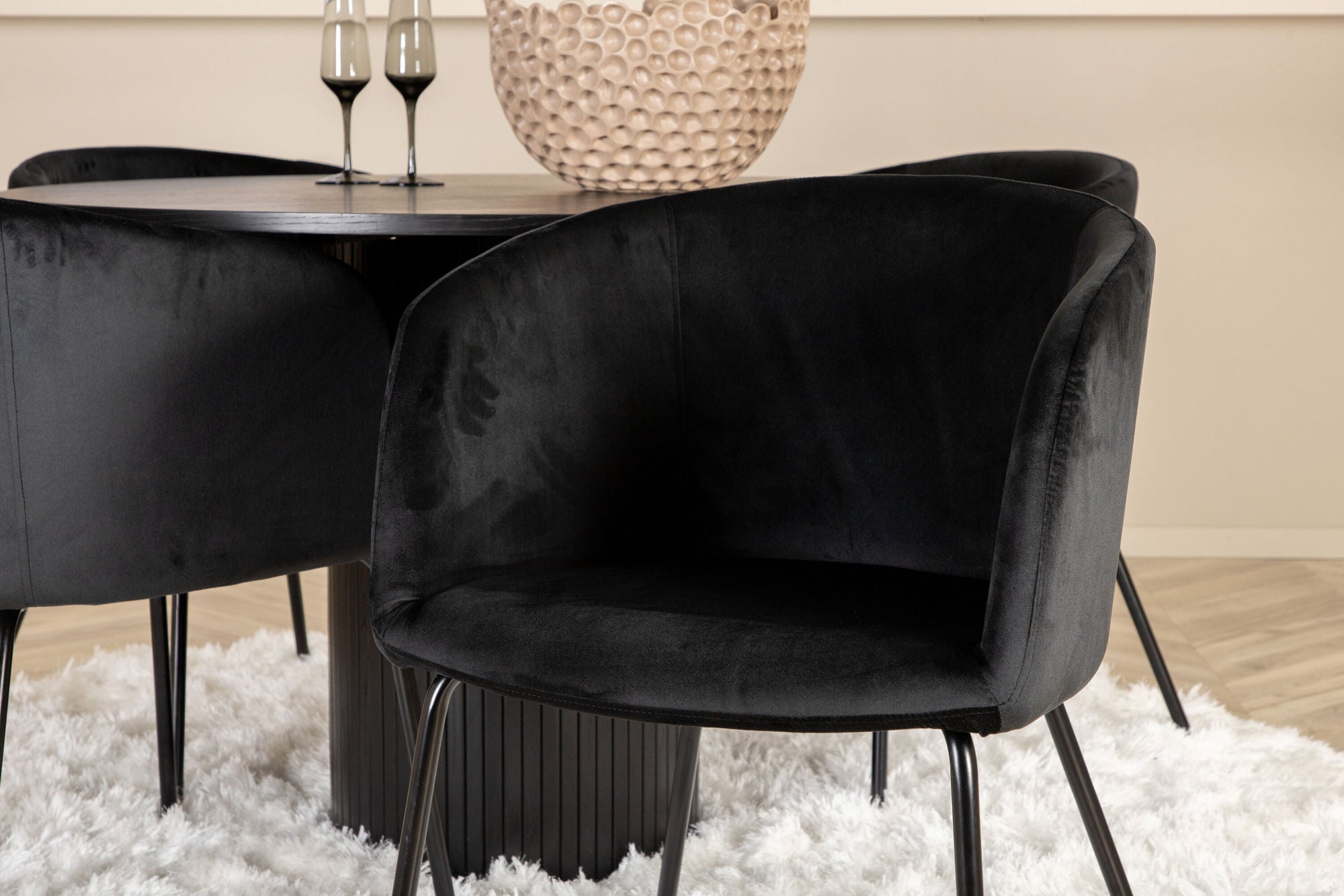 Venture Home Bianca rund spisebord - Black / Black Veneer+Berit stol - Black / Black Velvet_4