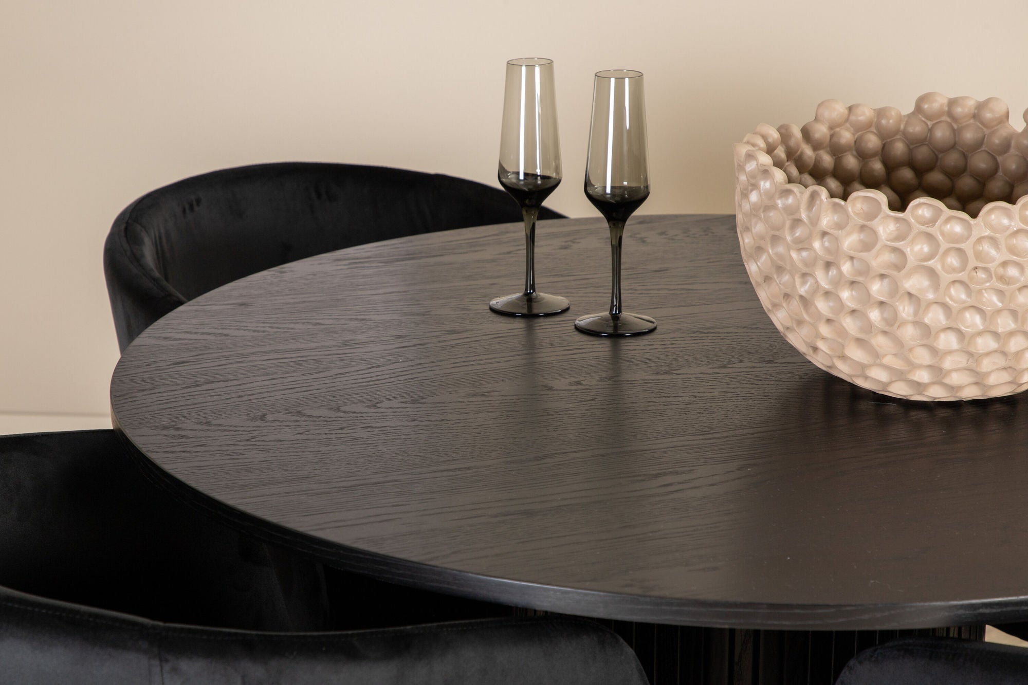 Venture Home Bianca rund spisebord - Black / Black Veneer+Berit stol - Black / Black Velvet_4