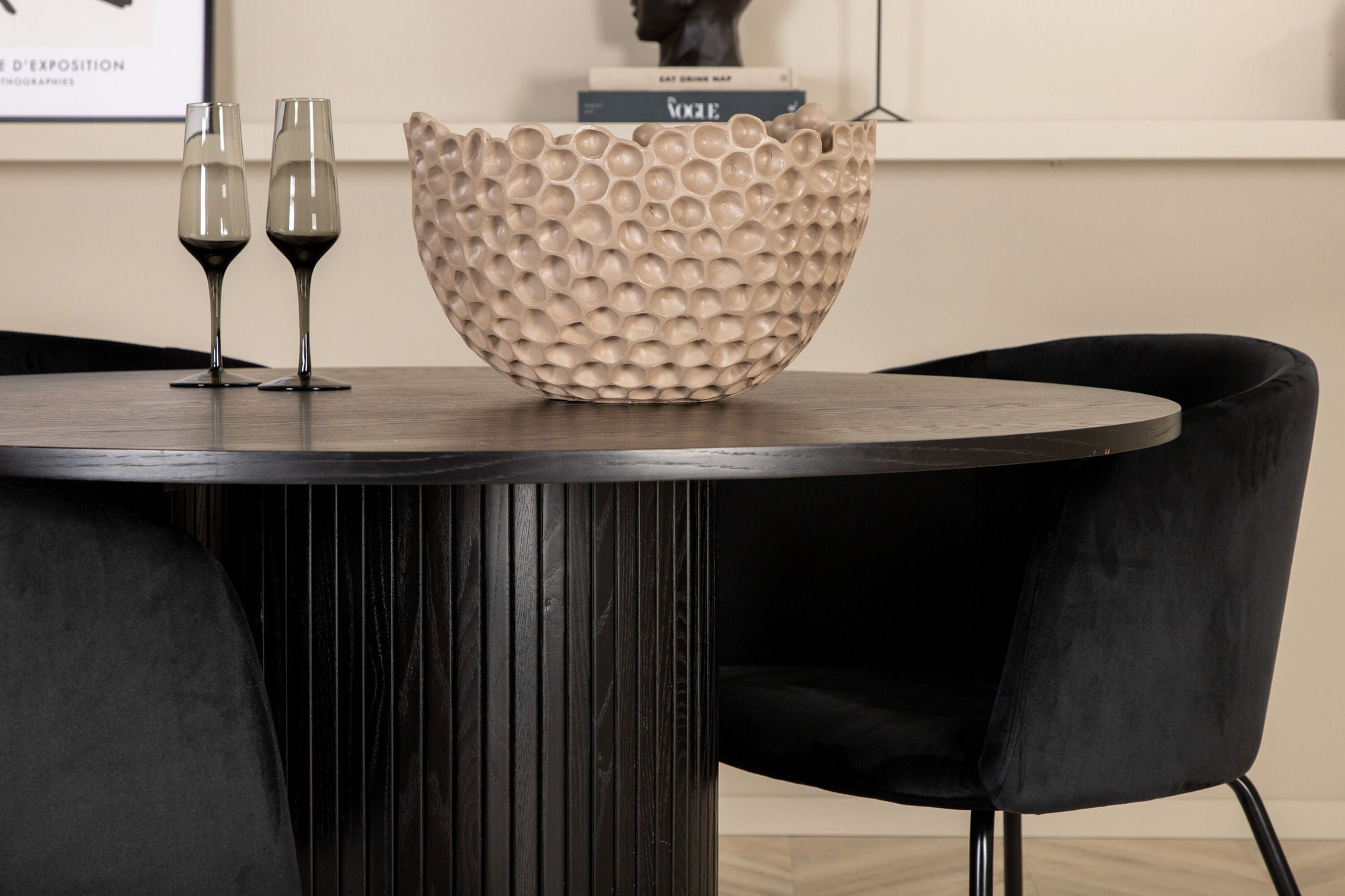 Venture Home Bianca rund spisebord - Black / Black Veneer+Berit stol - Black / Black Velvet_4