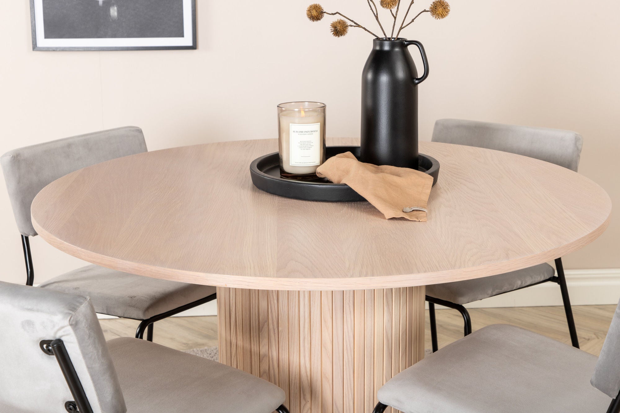 Venture Home Bianca rund spisebord - White Wash / Black Veneer+Kenth stol - Black / Light Grey Velvet_4