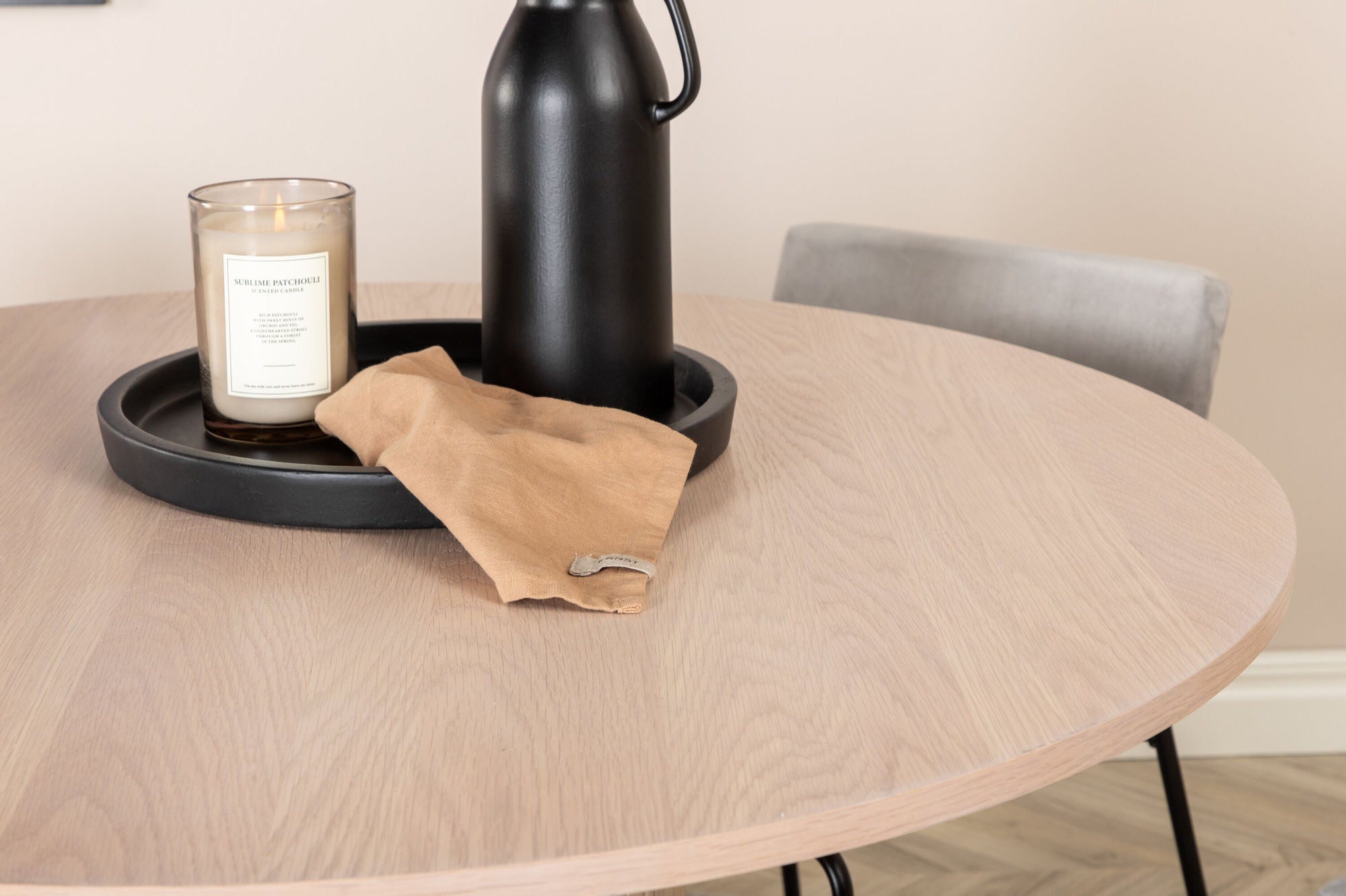 Venture Home Bianca rund spisebord - White Wash / Black Veneer+Kenth stol - Black / Light Grey Velvet_4