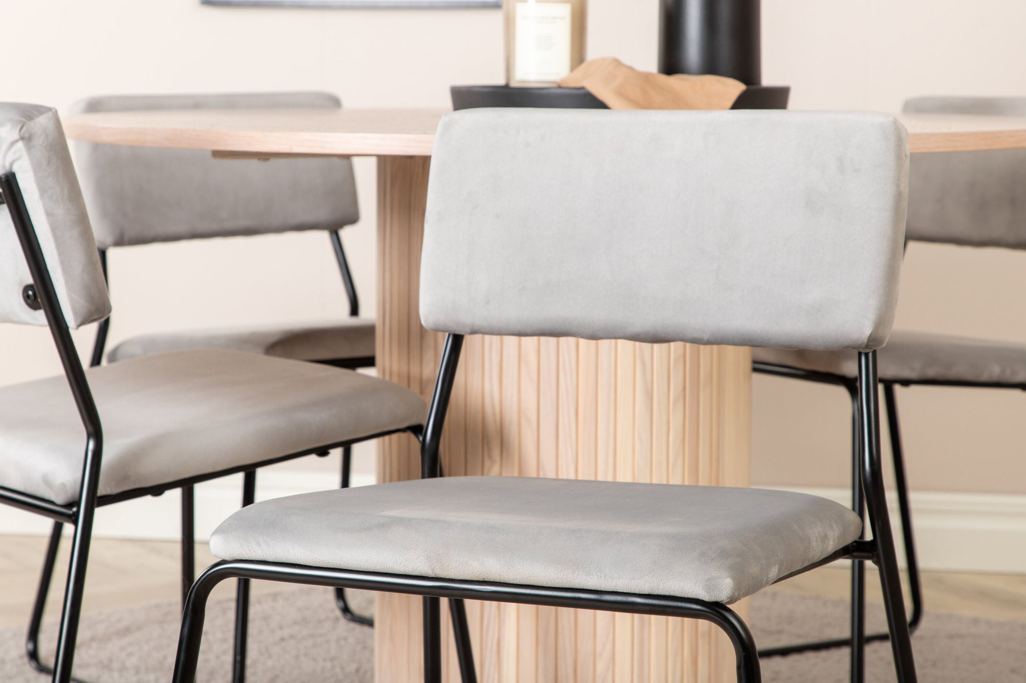 Venture Home Bianca rund spisebord - White Wash / Black Veneer+Kenth stol - Black / Light Grey Velvet_4