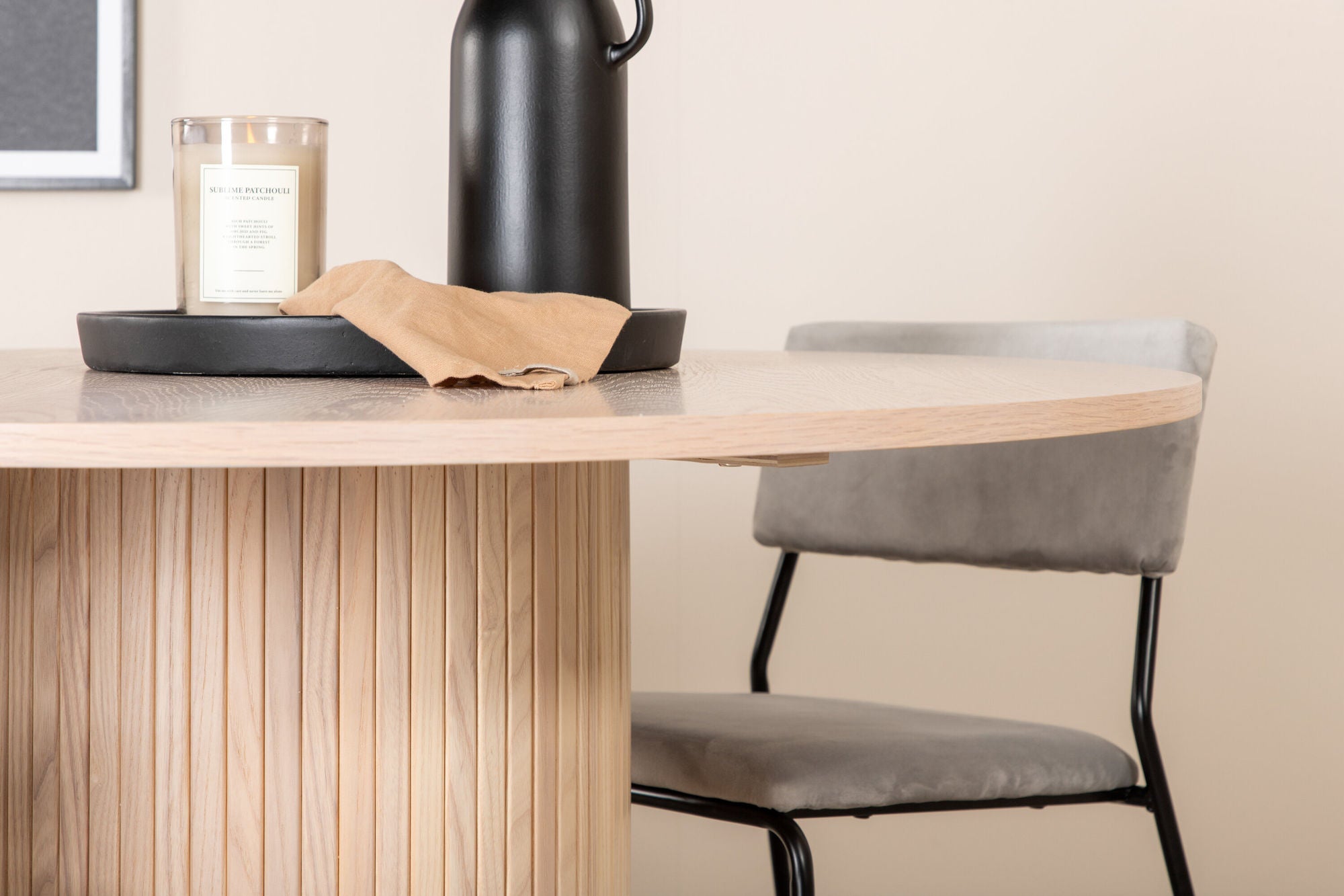 Venture Home Bianca rund spisebord - White Wash / Black Veneer+Kenth stol - Black / Light Grey Velvet_4