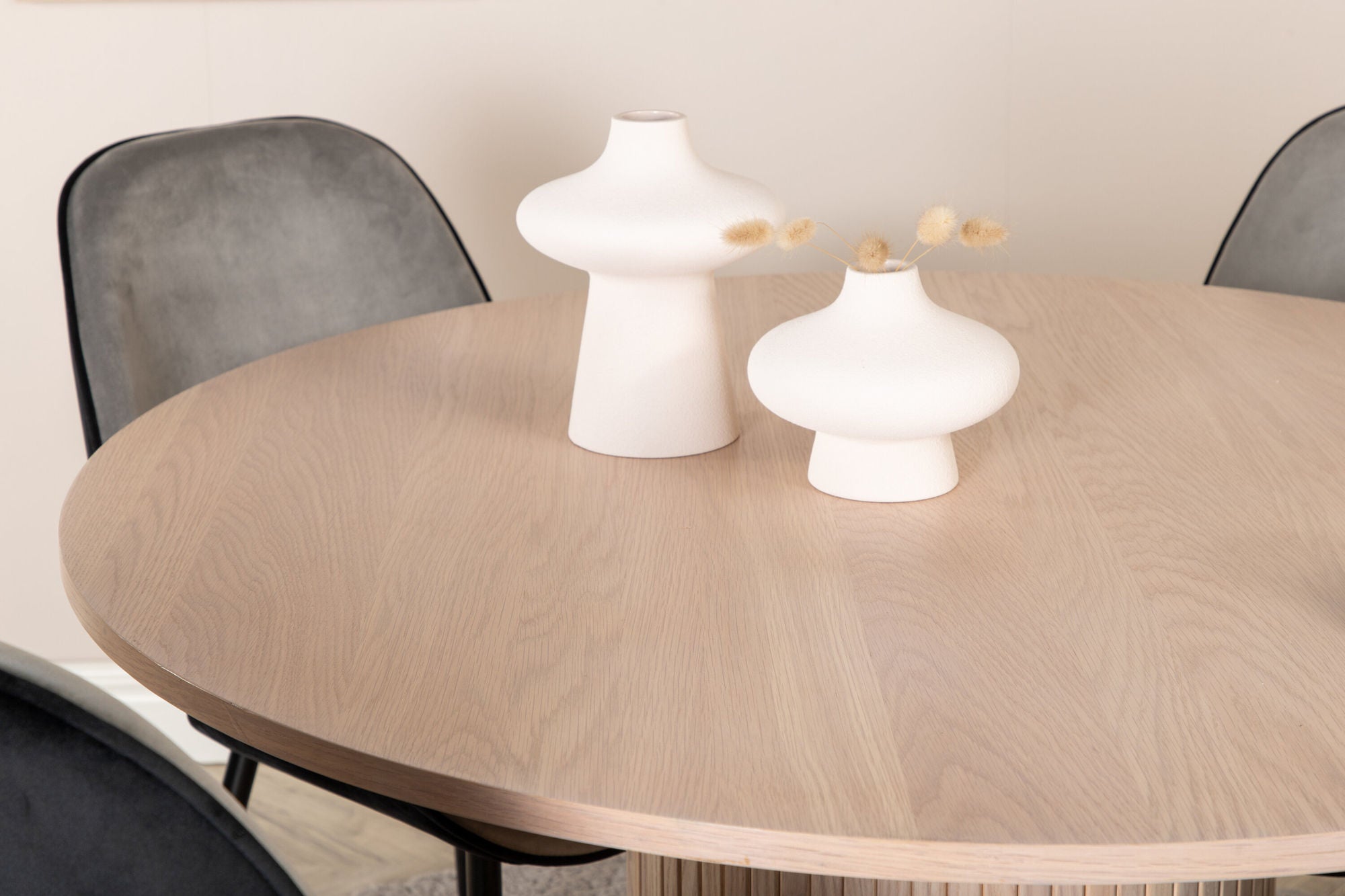 Venture Home Bianca rund spisebord - White Wash / Black Veneer+Emma stol - Black / Black and Light Grey Black Velvet in Back Grey Velvet in front_4