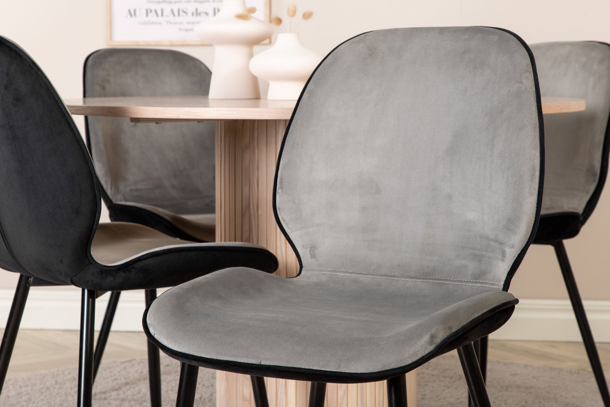 Venture Home Bianca rund spisebord - White Wash / Black Veneer+Emma stol - Black / Black and Light Grey Black Velvet in Back Grey Velvet in front_4