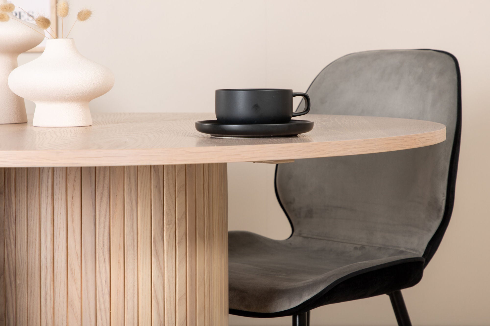 Venture Home Bianca rund spisebord - White Wash / Black Veneer+Emma stol - Black / Black and Light Grey Black Velvet in Back Grey Velvet in front_4