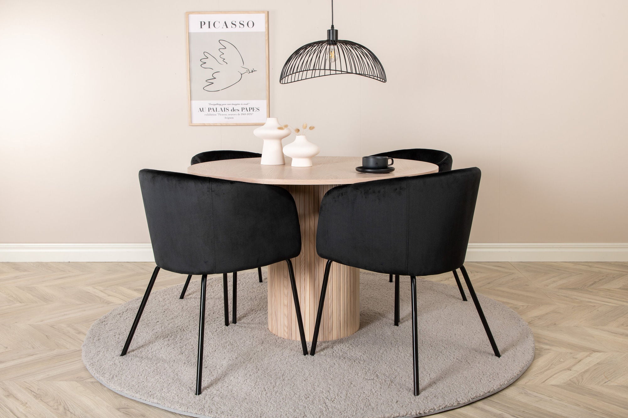 Venture Home Bianca rund spisebord - White Wash / Black Veneer+Berit stol - Black / Black Velvet_4