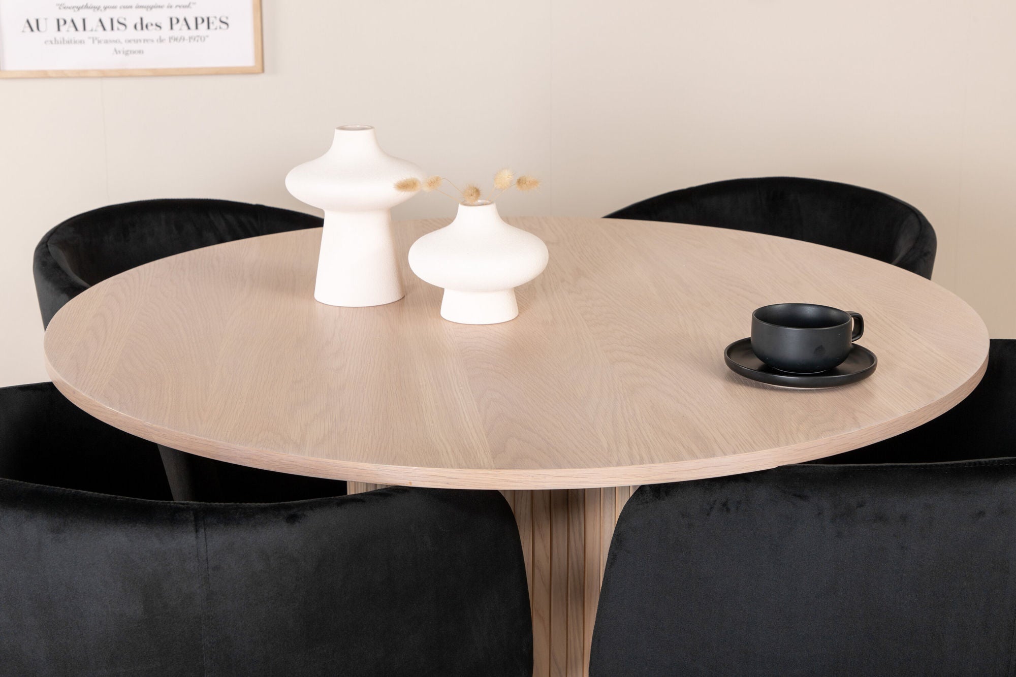 Venture Home Bianca rund spisebord - White Wash / Black Veneer+Berit stol - Black / Black Velvet_4