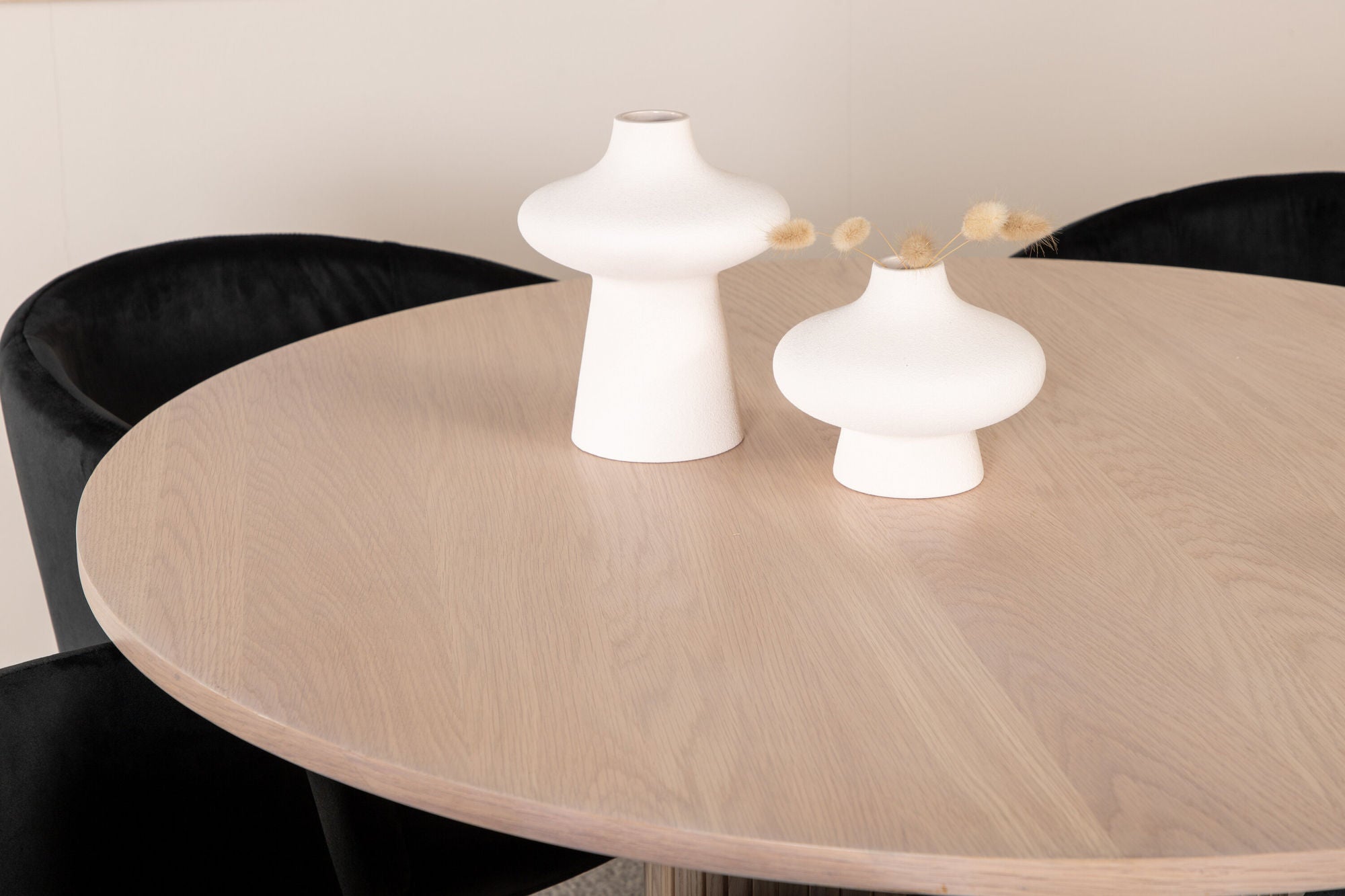 Venture Home Bianca rund spisebord - White Wash / Black Veneer+Berit stol - Black / Black Velvet_4