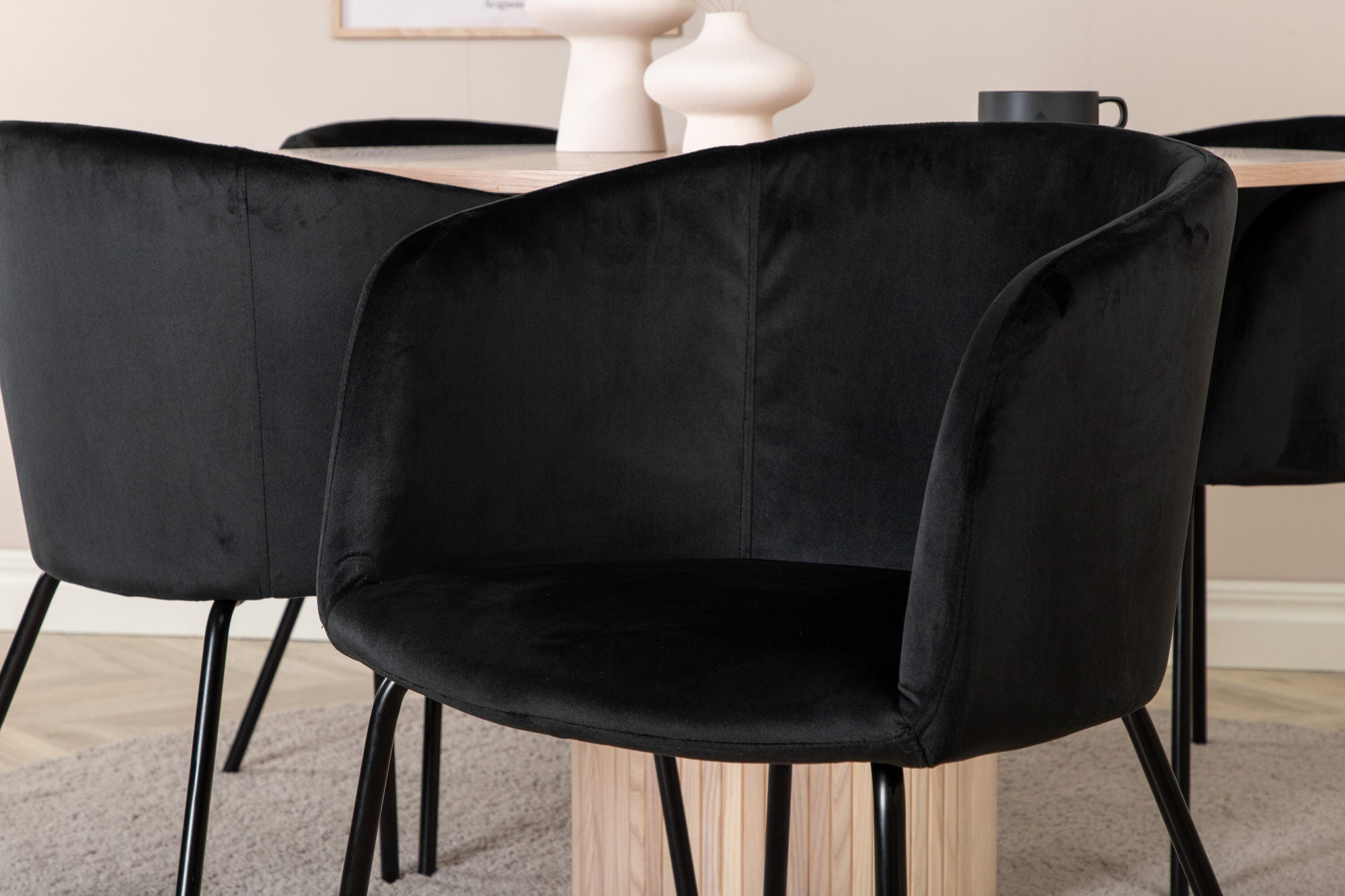 Venture Home Bianca rund spisebord - White Wash / Black Veneer+Berit stol - Black / Black Velvet_4