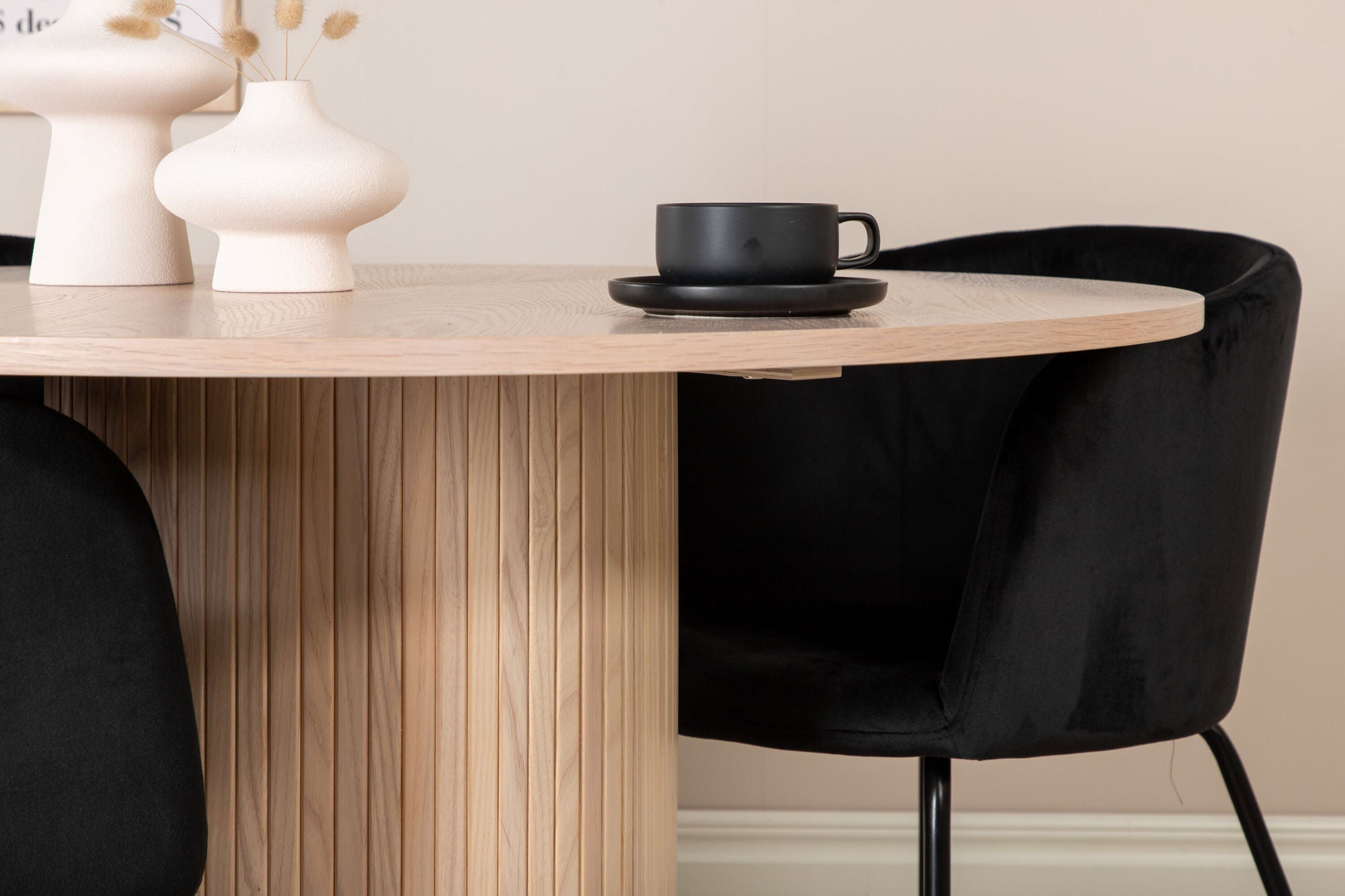 Venture Home Bianca rund spisebord - White Wash / Black Veneer+Berit stol - Black / Black Velvet_4