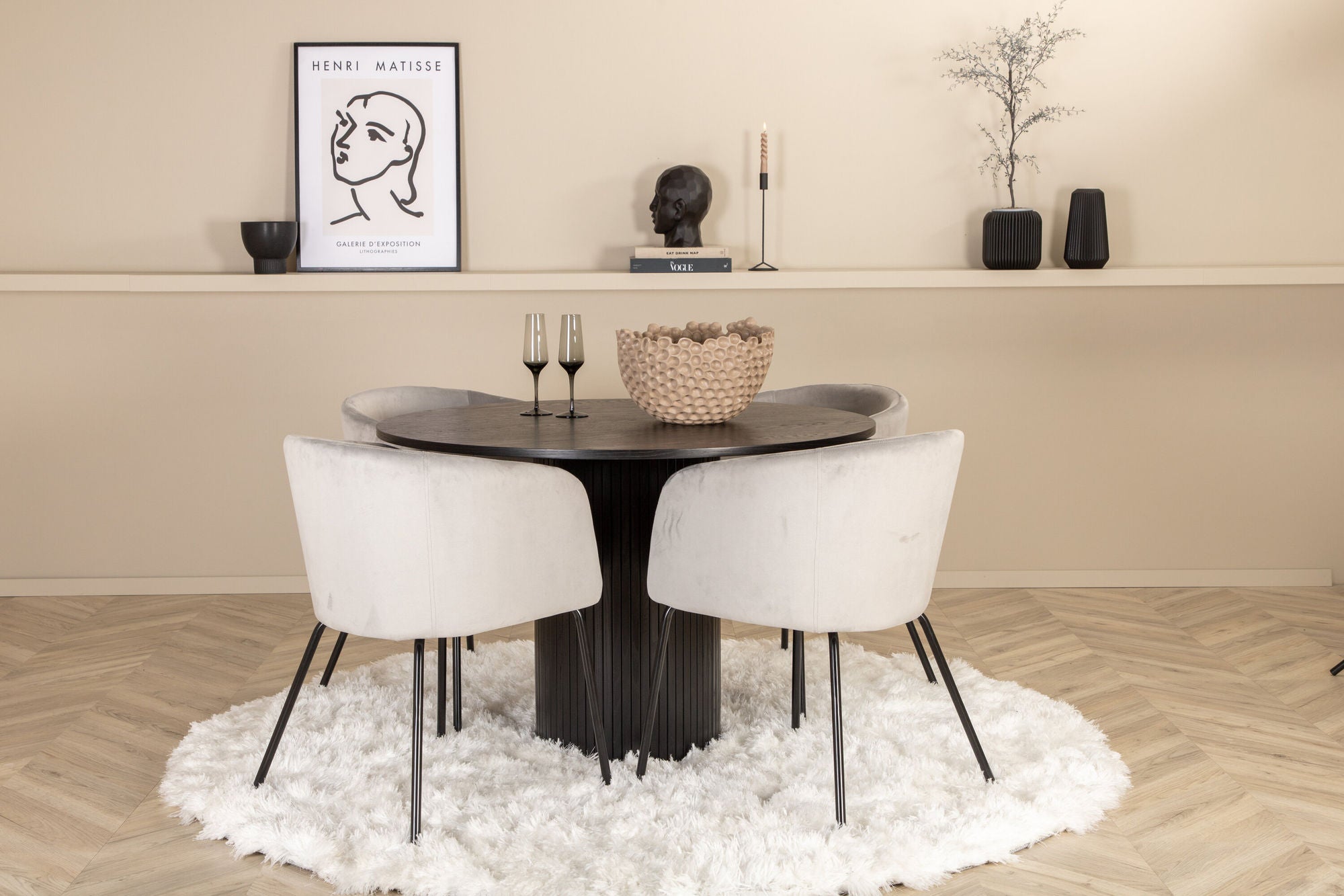 Venture Home Bianca rund spisebord - Black / Black Veneer+Berit stol - Black / Light Grey Velvet_4
