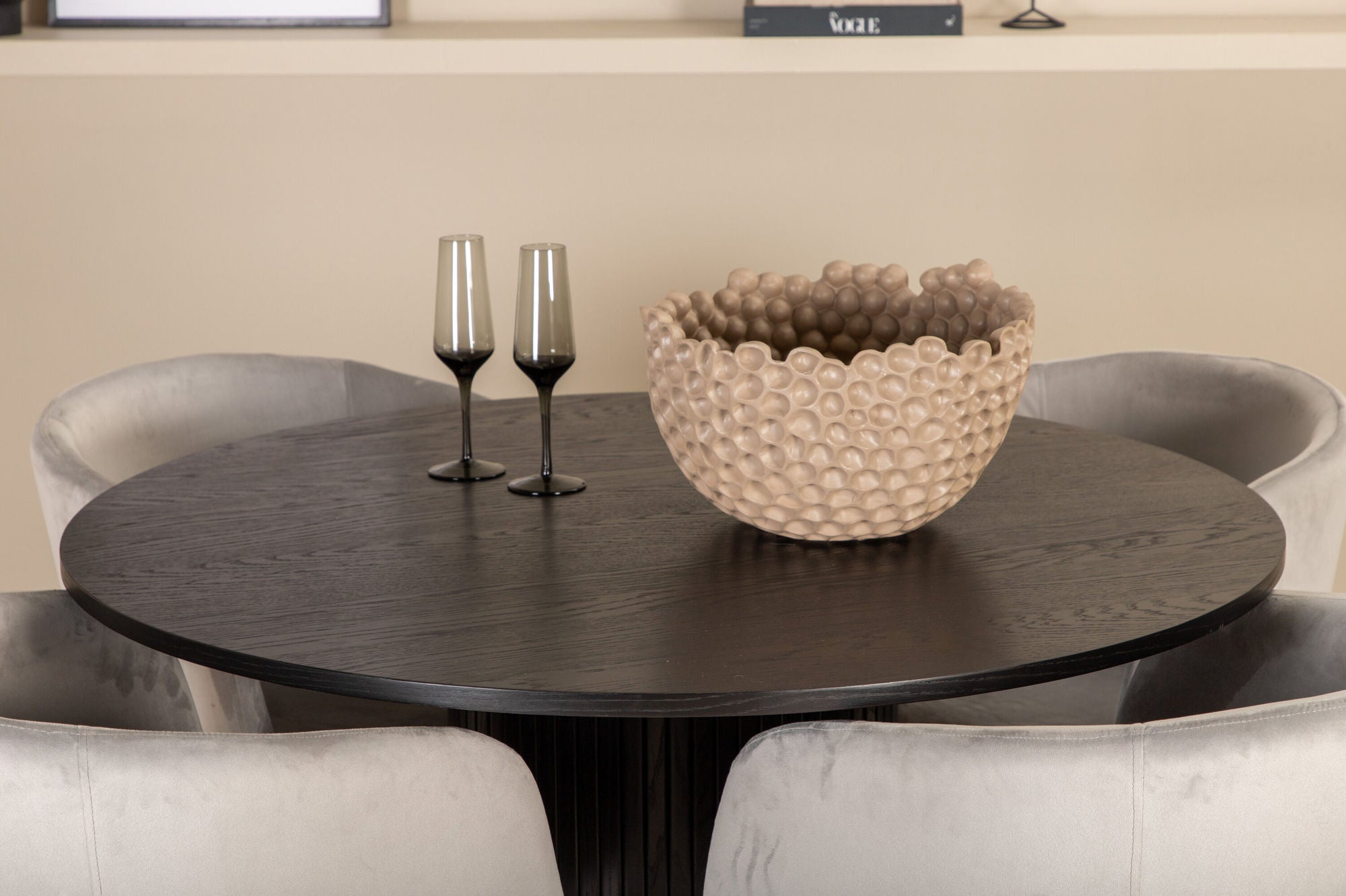 Venture Home Bianca rund spisebord - Black / Black Veneer+Berit stol - Black / Light Grey Velvet_4