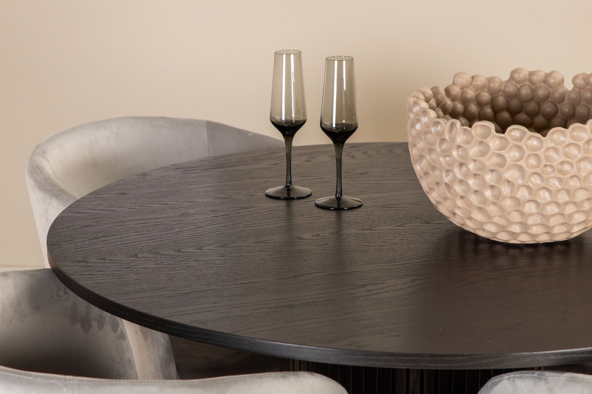 Venture Home Bianca rund spisebord - Black / Black Veneer+Berit stol - Black / Light Grey Velvet_4