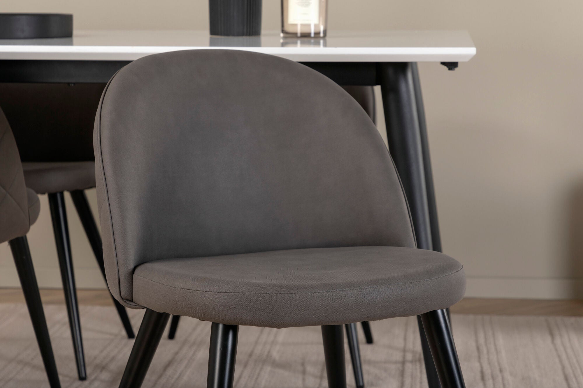 Venture Home Jimmy spisebord - Black / White HPL+Velvet Stitches stol - Black / Grey Micro Fibre_4