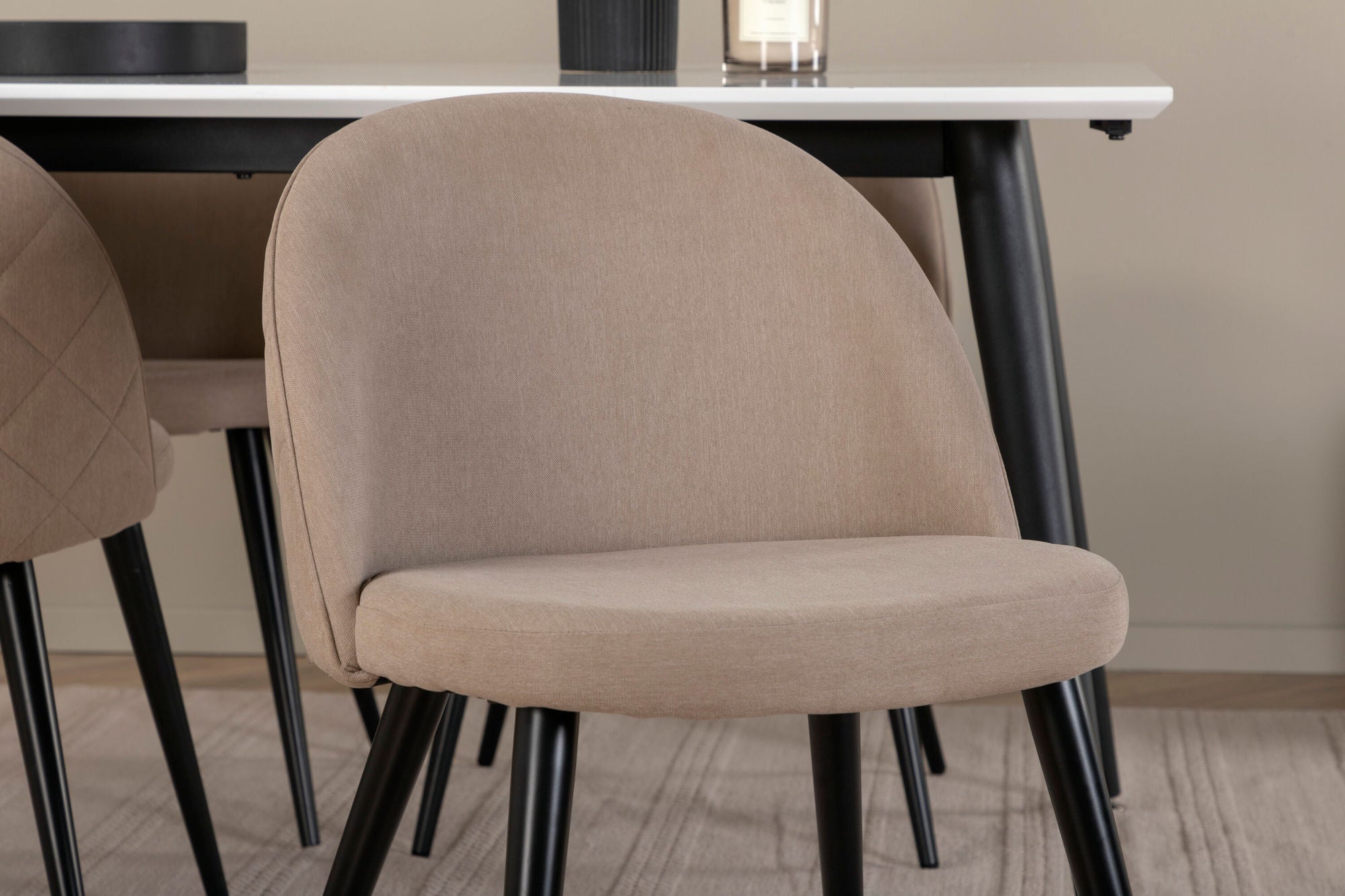 Venture Home Jimmy spisebord - Black / White HPL+Velvet Stitches stol - Black / Beige Fabric (Polyester linen )_4