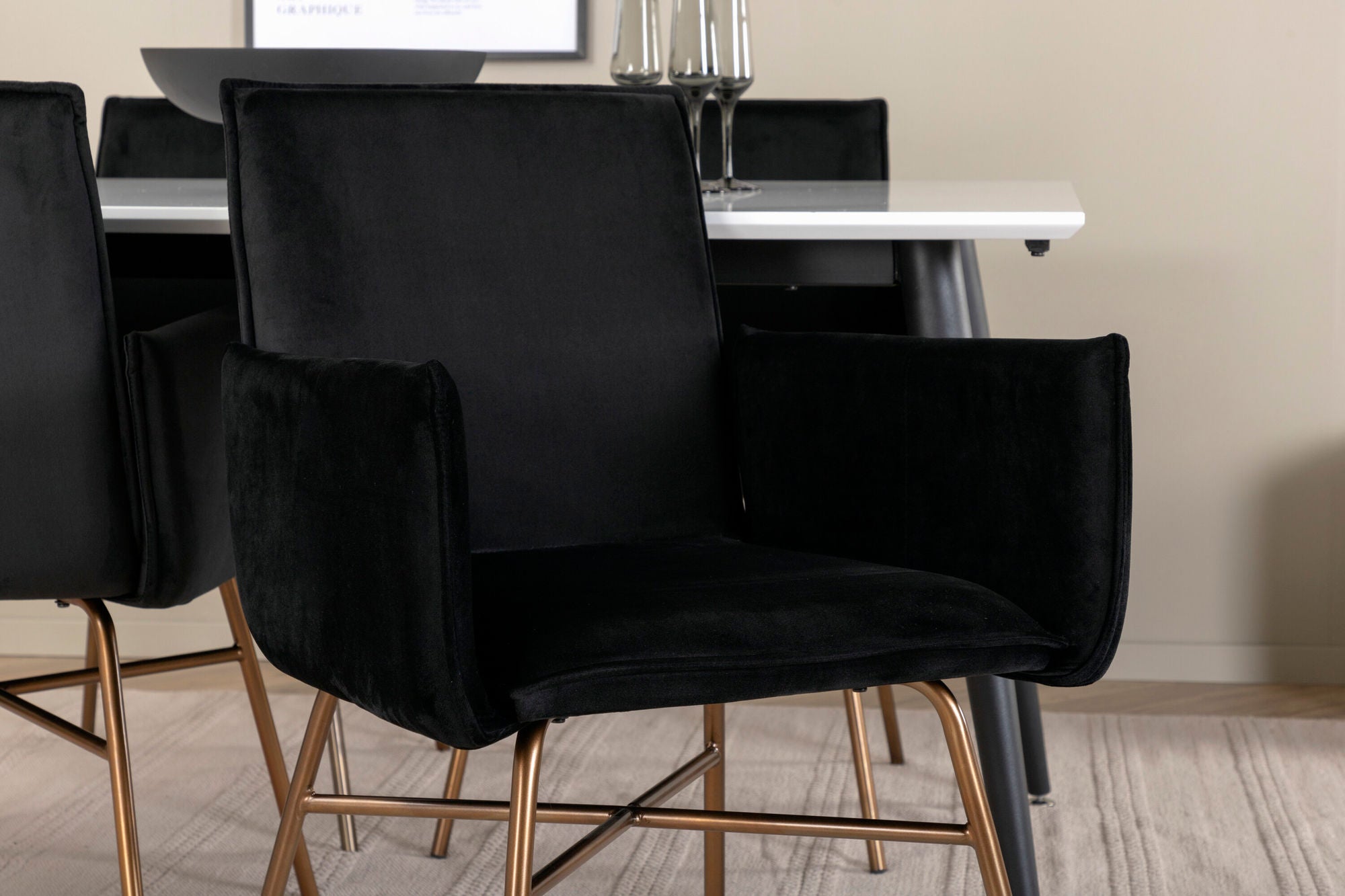 Venture Home Jimmy spisebord - Black / White HPL+Petra stol - Distressed Copper / Black Velvet_4