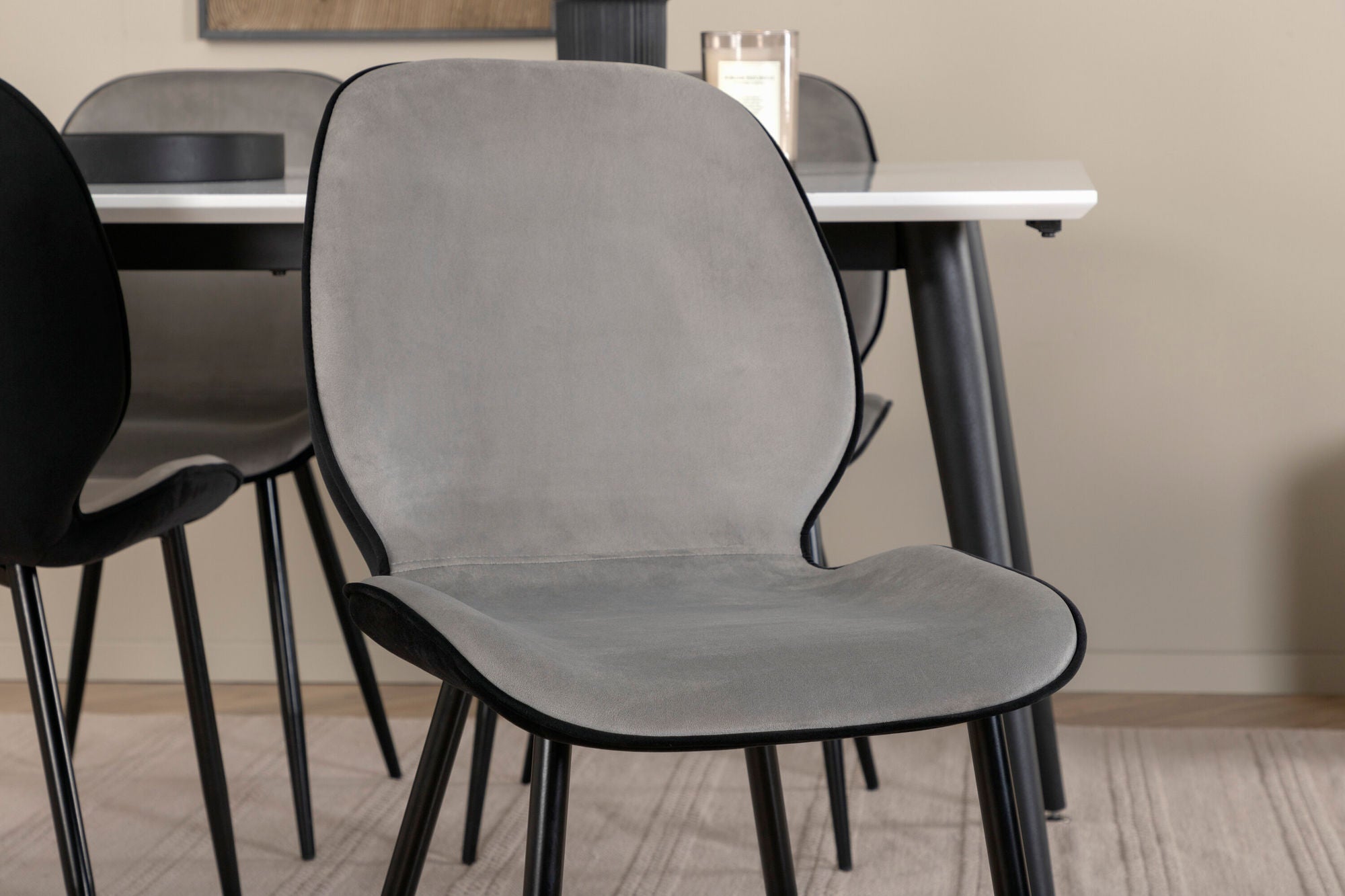 Venture Home Jimmy spisebord - Black / White HPL+Emma stol - Black / Black and Light Grey Black Velvet in Back Grey Velvet in front_4