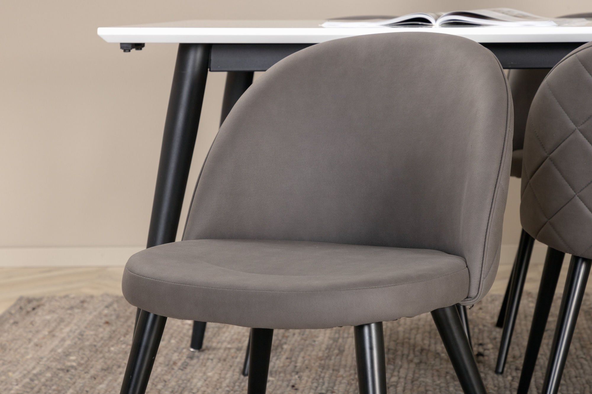 Venture Home Jimmy spisebord - Black / White HPL+Velvet Stitches stol - Black / Grey Micro Fibre_6