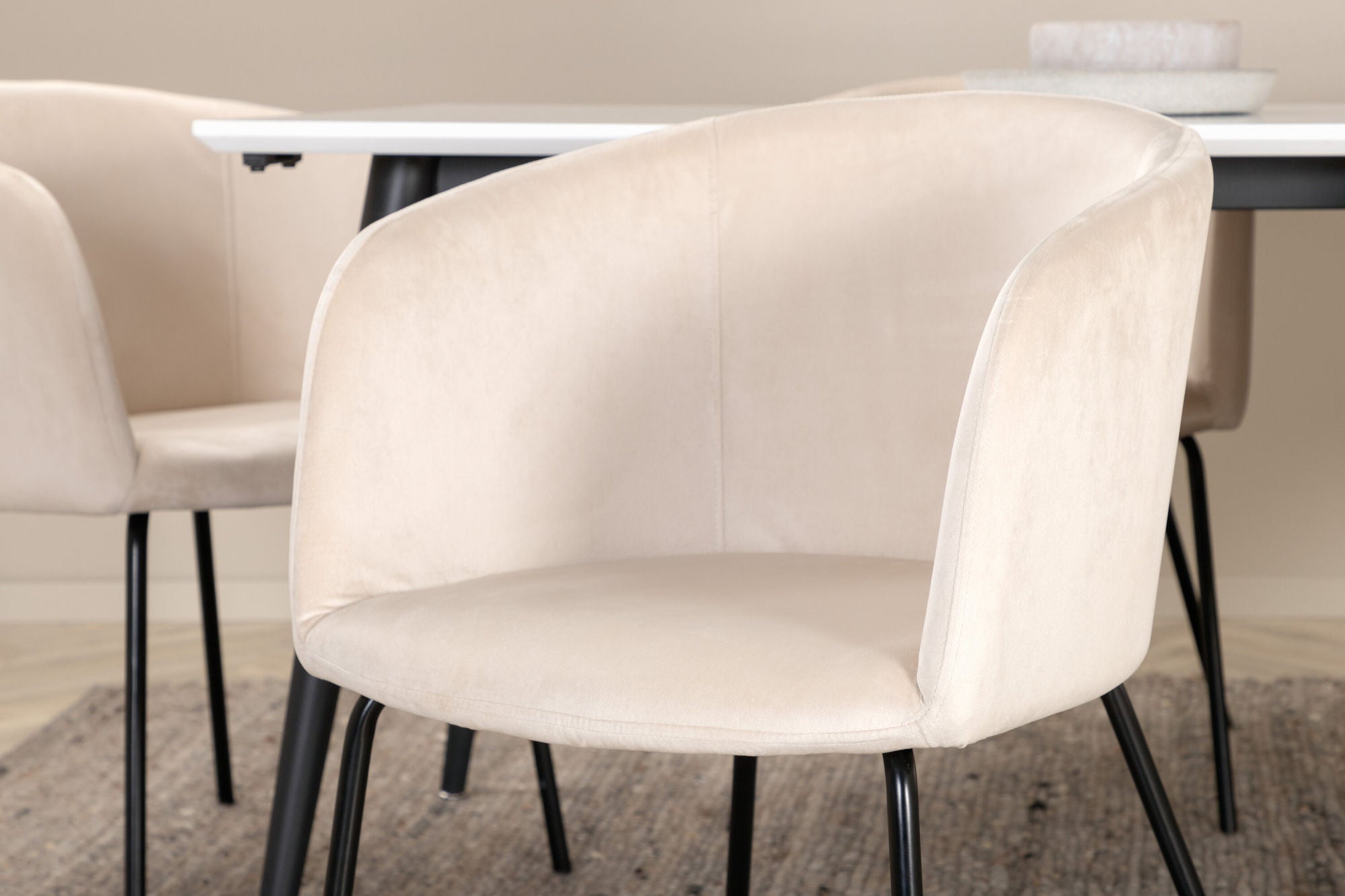 Venture Home Jimmy spisebord - Black / White HPL+Berit stol - Black / Beige Velvet_6