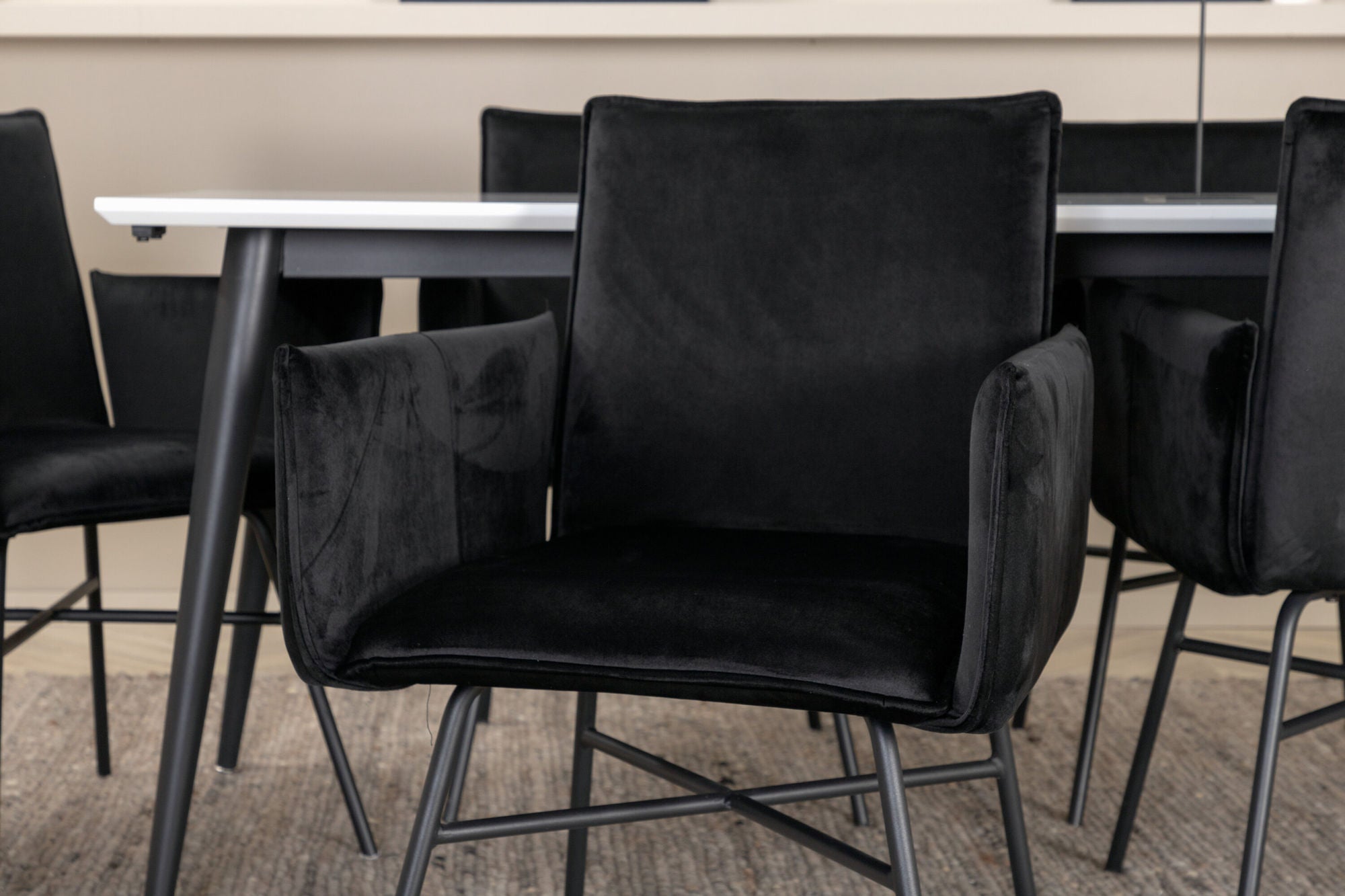 Venture Home Jimmy spisebord - Black / White HPL+Petra stol - Black / Black Velvet_6