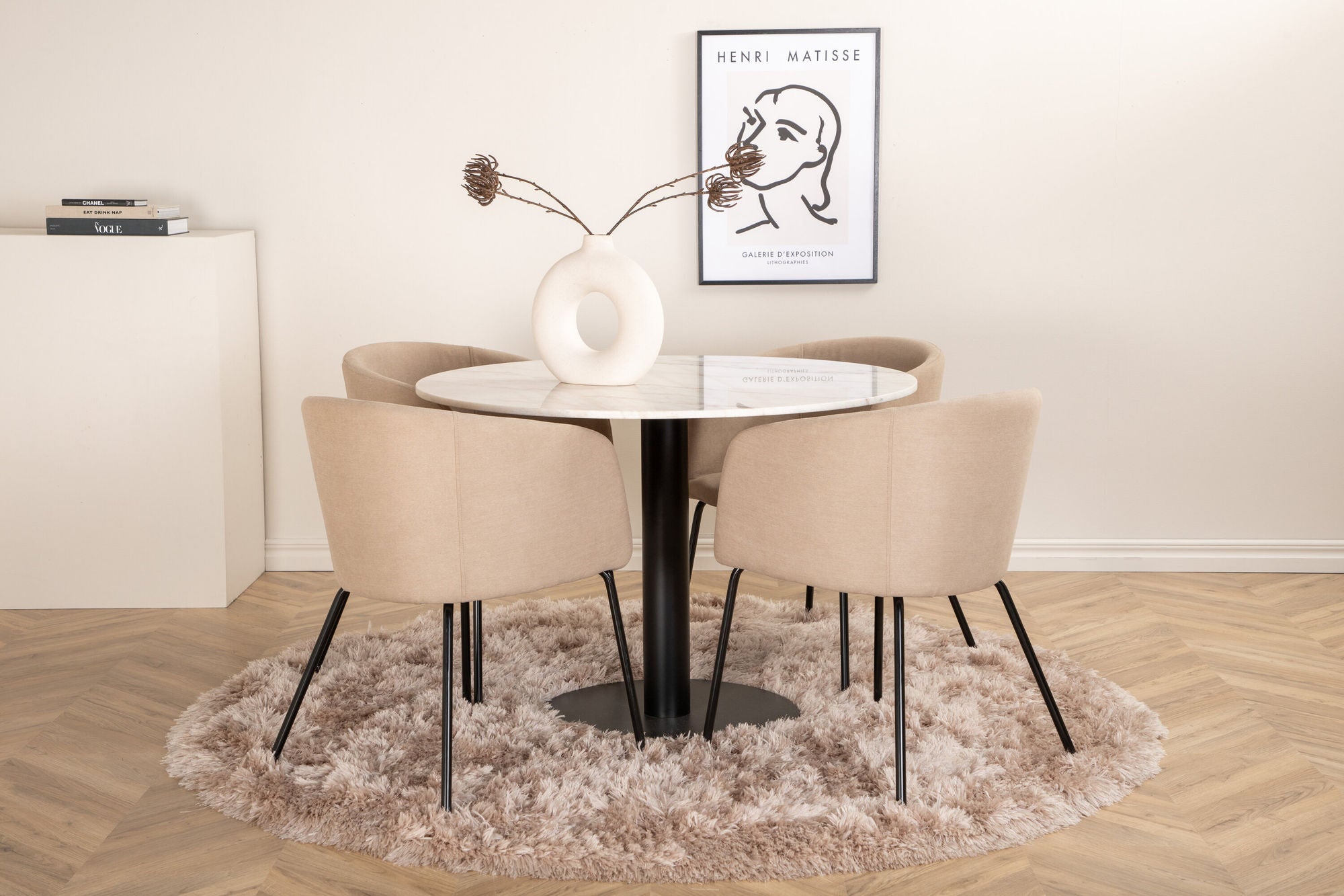 Venture Home Estelle rund spisebord ø106 H75 - White / Black+Berit stol - Black / Beige Fabric (Polyester linen )_4