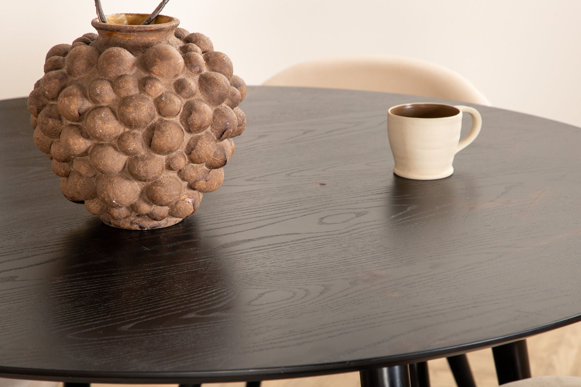 Venture Home Dipp spisebord - 115cm - Black Veneer / All black legs +Velvet Stitches stol - Black / Beige Velvet_4