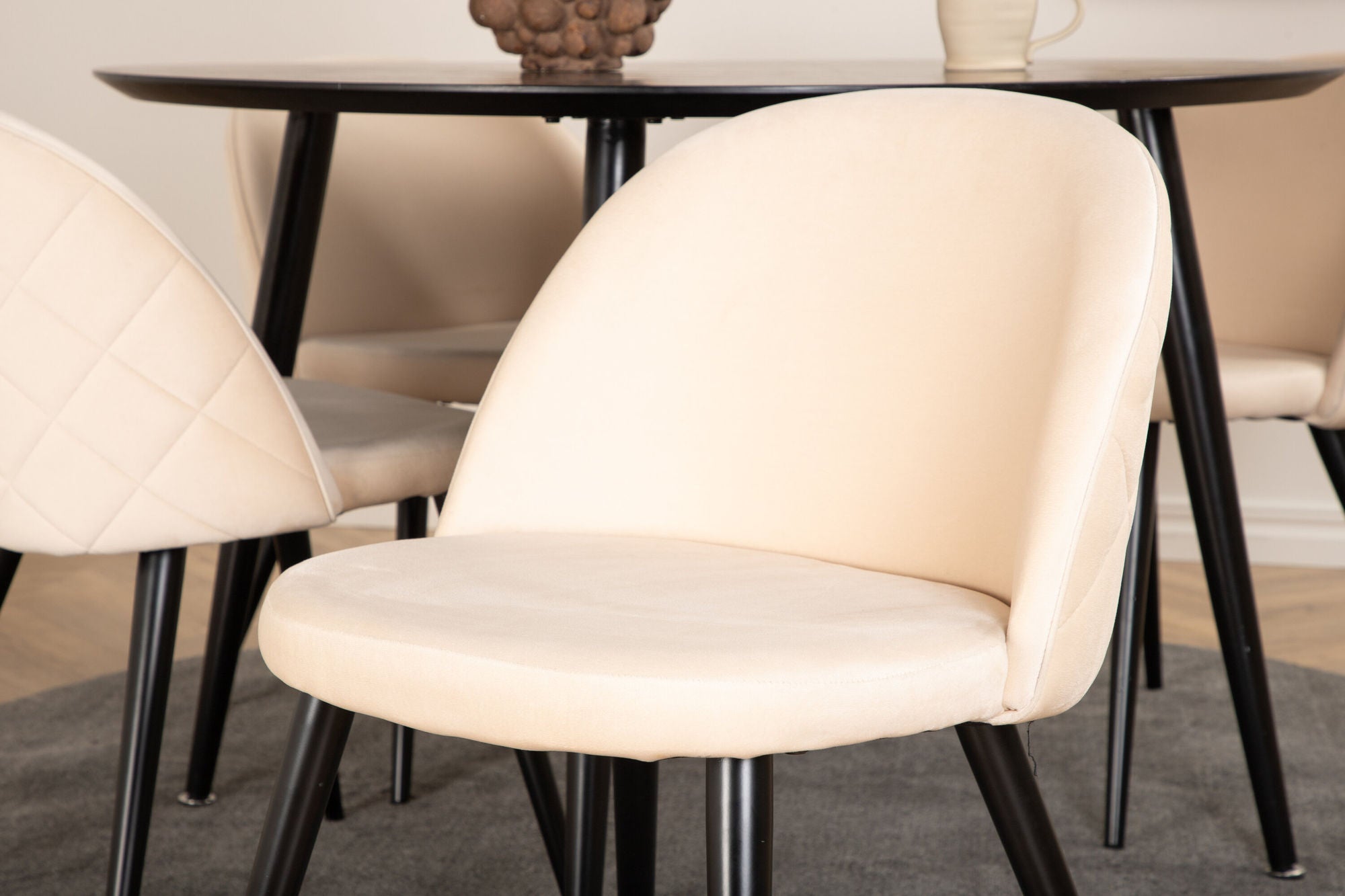 Venture Home Dipp spisebord - 115cm - Black Veneer / All black legs +Velvet Stitches stol - Black / Beige Velvet_4