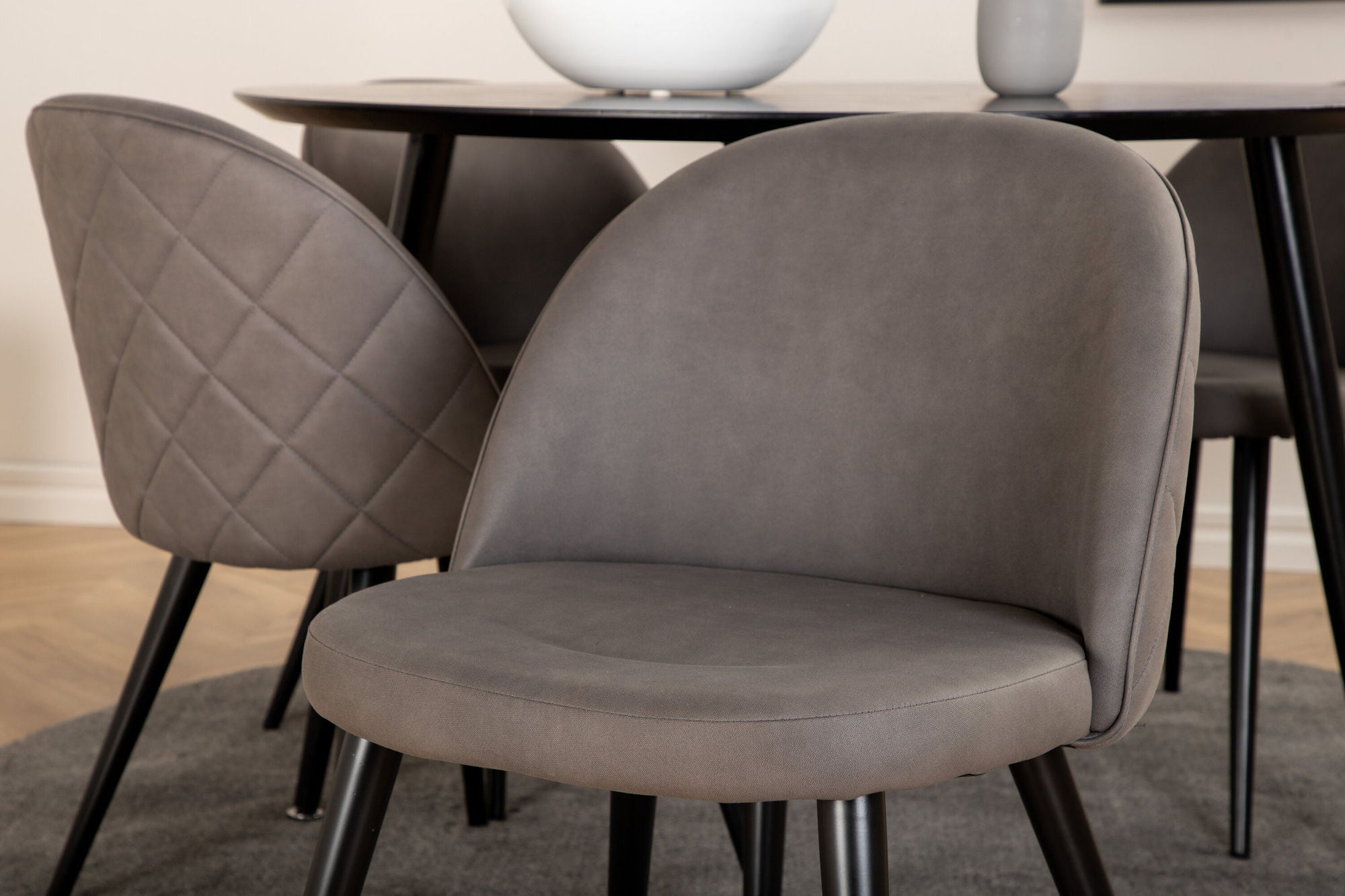 Venture Home Dipp spisebord - 115cm - Black Veneer / All black legs +Velvet Stitches stol - Black / Grey Micro Fibre_4