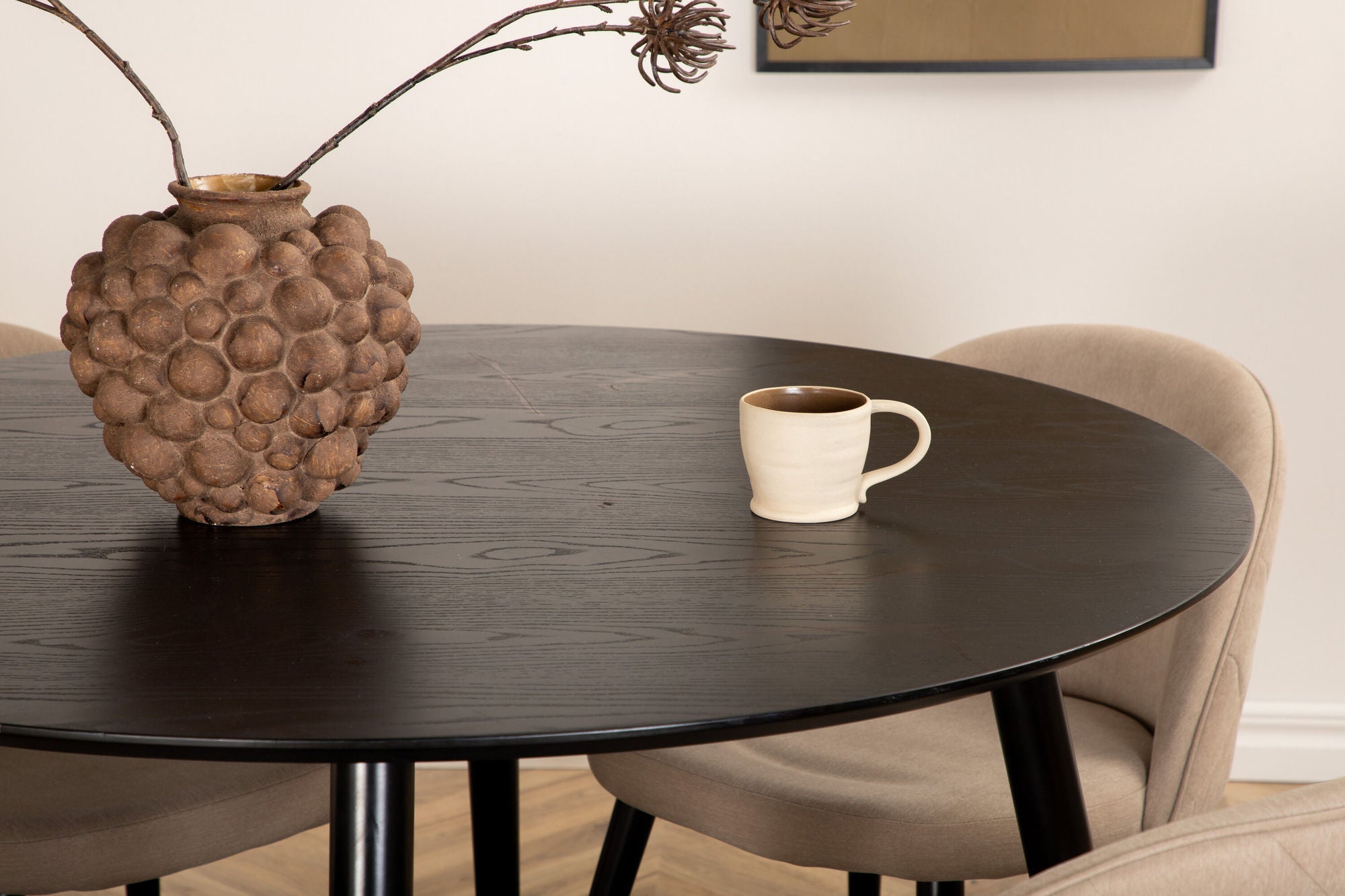 Venture Home Dipp spisebord - 115cm - Black Veneer / All black legs +Velvet Stitches stol - Black / Beige Fabric (Polyester linen )_4