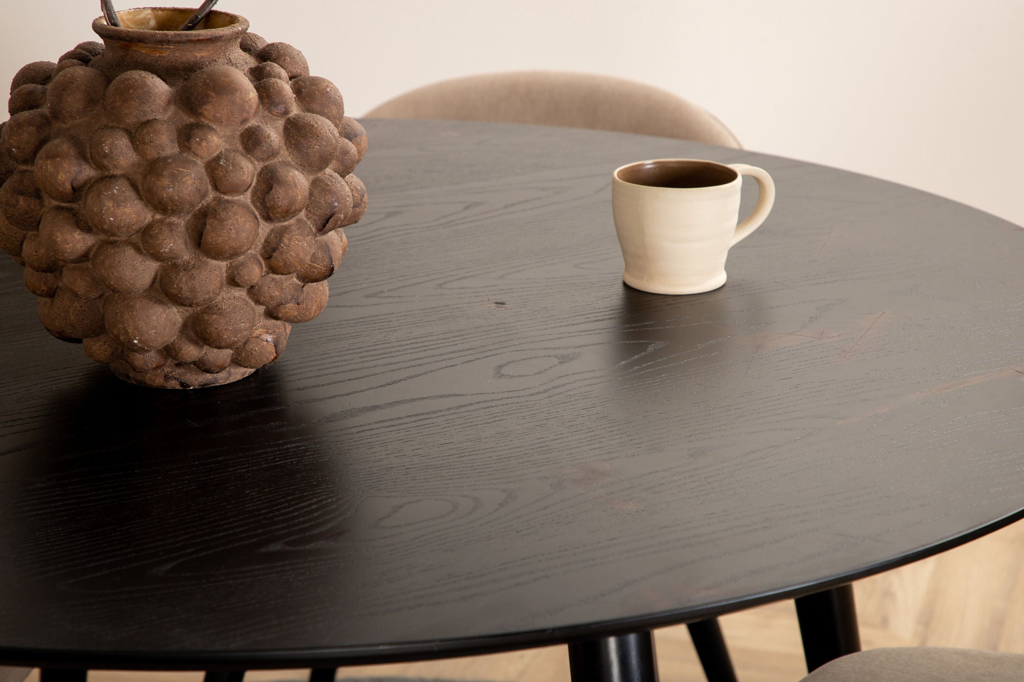Venture Home Dipp spisebord - 115cm - Black Veneer / All black legs +Velvet Stitches stol - Black / Beige Fabric (Polyester linen )_4