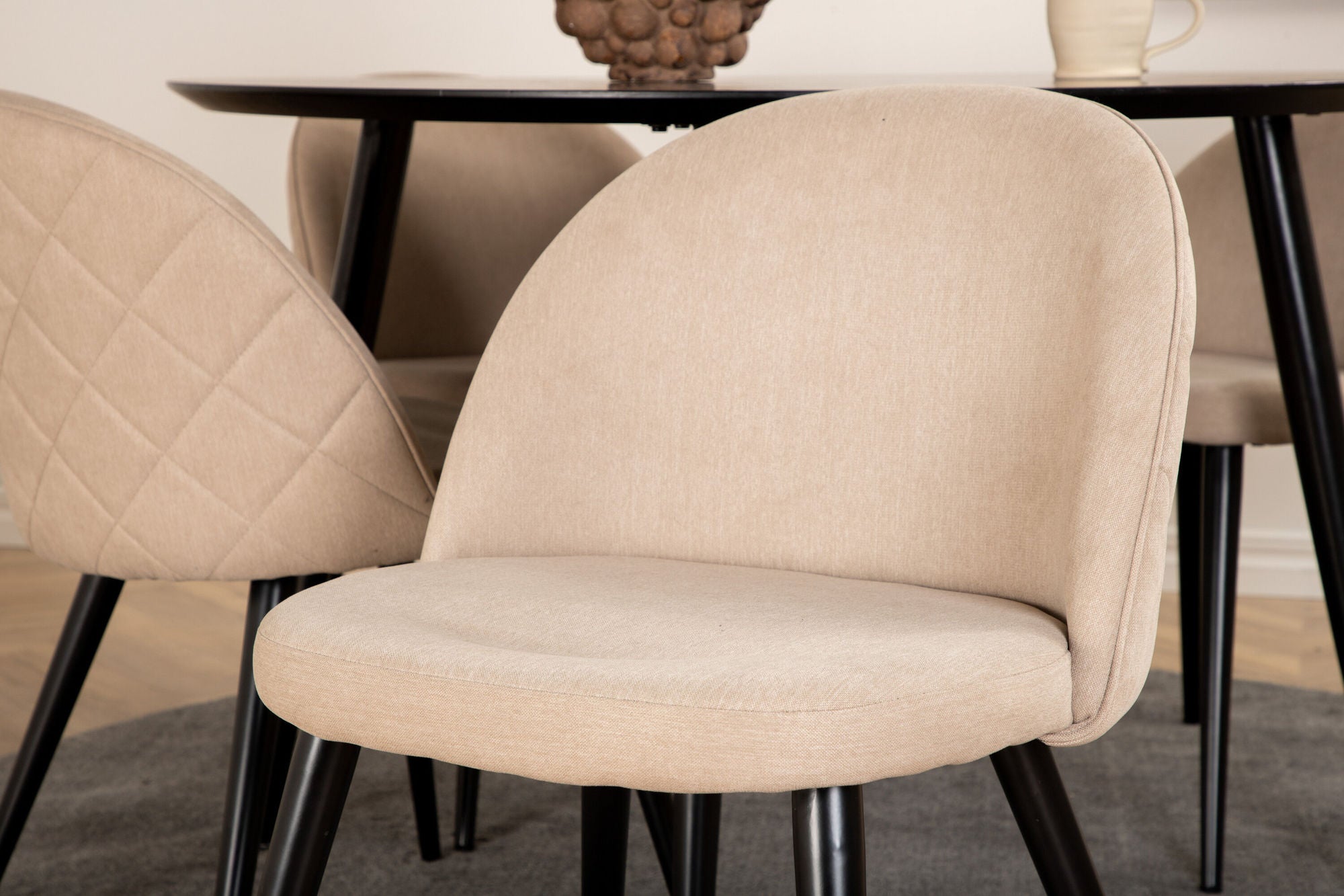 Venture Home Dipp spisebord - 115cm - Black Veneer / All black legs +Velvet Stitches stol - Black / Beige Fabric (Polyester linen )_4