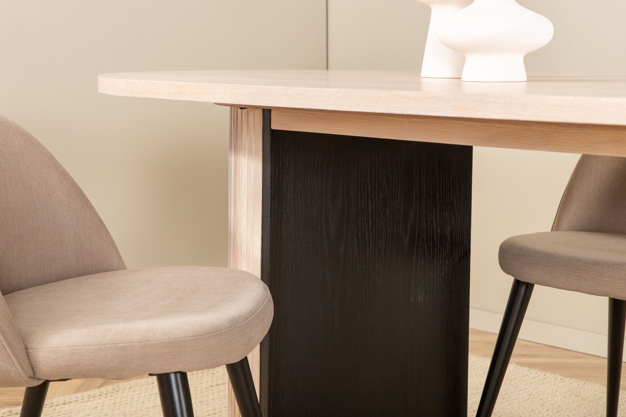 Venture Home Bianca Oval spisebord , White Wash Black Veneer+Velvet Stitches stol , Black Beige Velvet_4