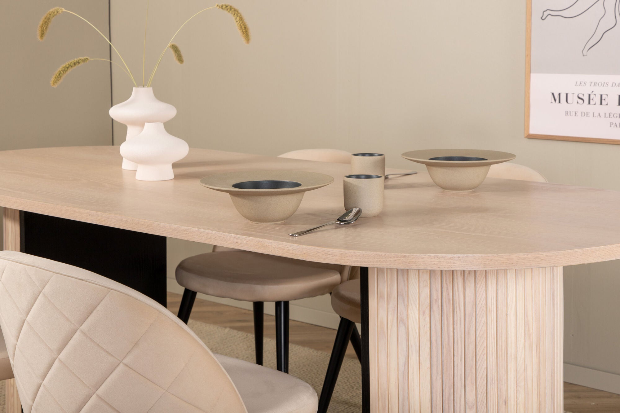 Venture Home Bianca Oval spisebord , White Wash Black Veneer+Velvet Stitches stol , Black Beige Fabric (Polyester linen )_4