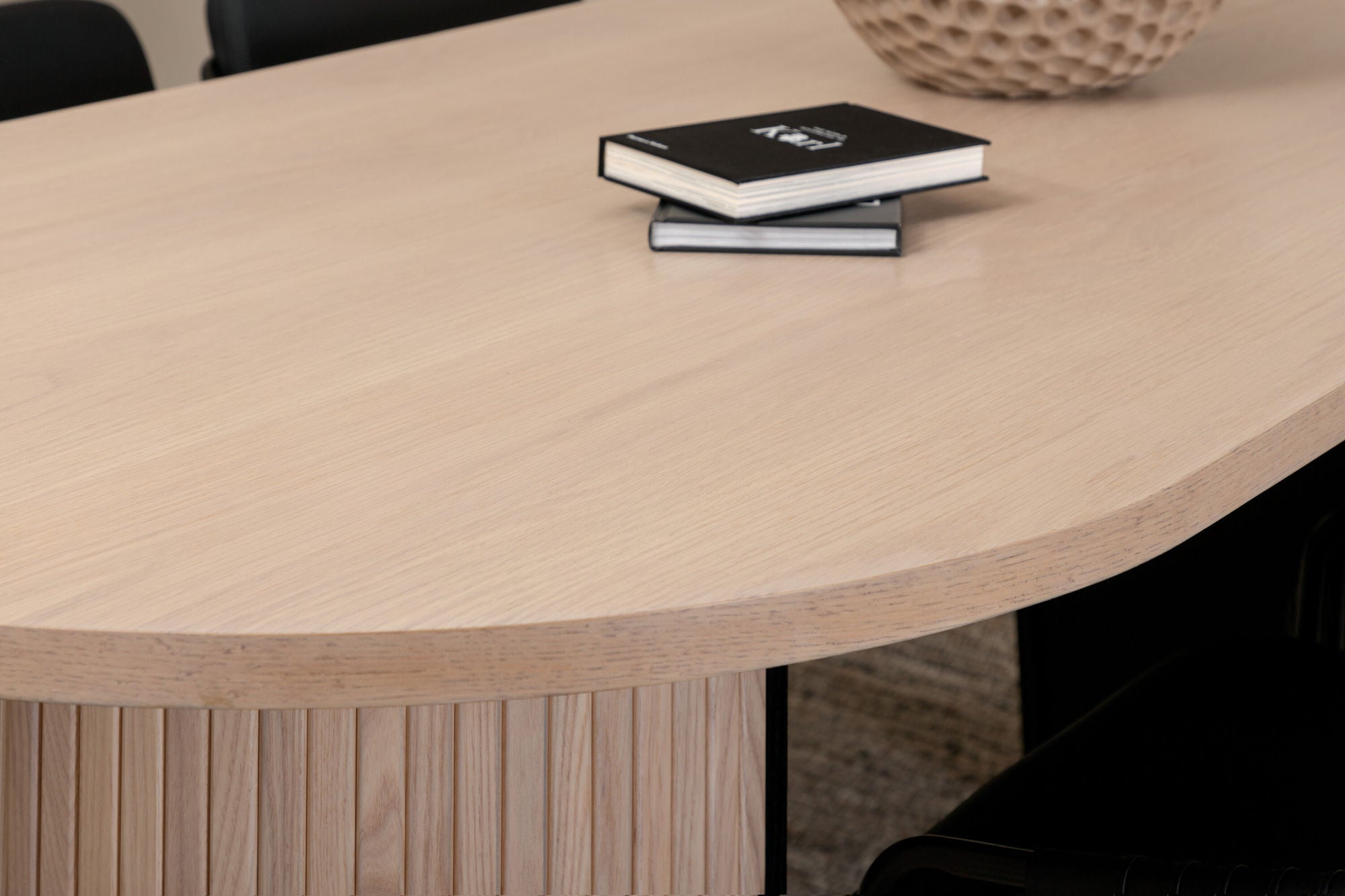 Venture Home Bianca Oval spisebord - White Wash / Black Veneer+Tvist stol - Black / Black PU_4