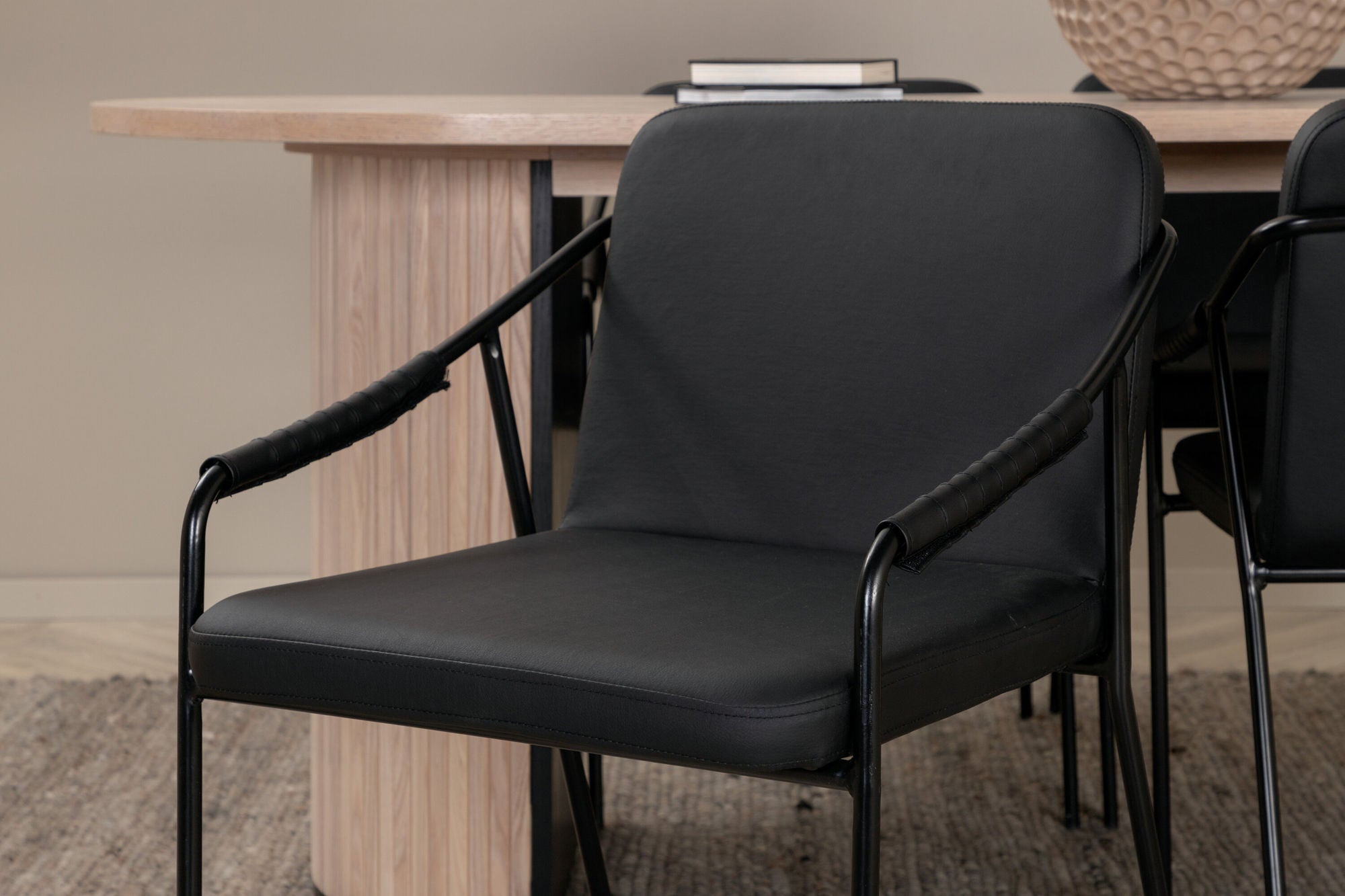 Venture Home Bianca Oval spisebord - White Wash / Black Veneer+Tvist stol - Black / Black PU_4