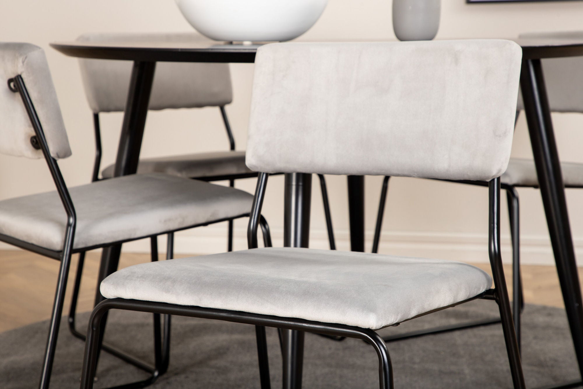 Venture Home Dipp spisebord - 115cm - Black Veneer / All black legs +Kenth stol - Black / Light Grey Velvet_4