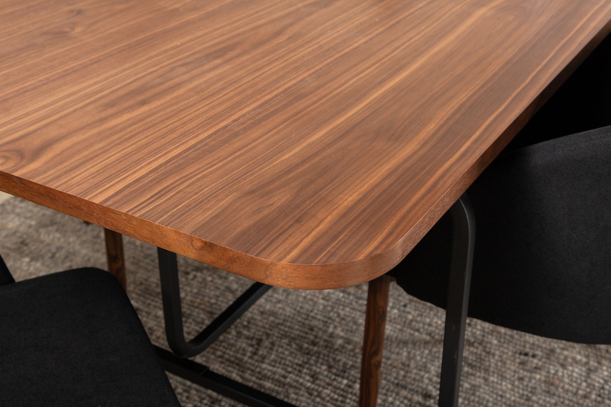 Venture Home Uno spisebord , Black Walnut Veneer+Arch Spisebordsstol , Walnut Legs , Black Fabric_6