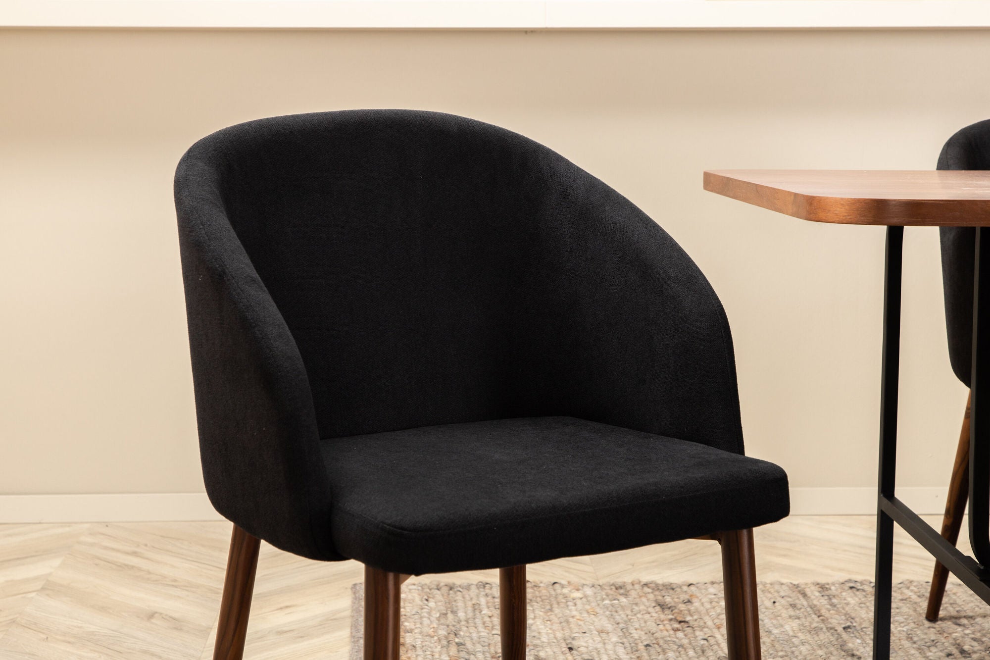 Venture Home Uno spisebord , Black Walnut Veneer+Arch Spisebordsstol , Walnut Legs , Black Fabric_6