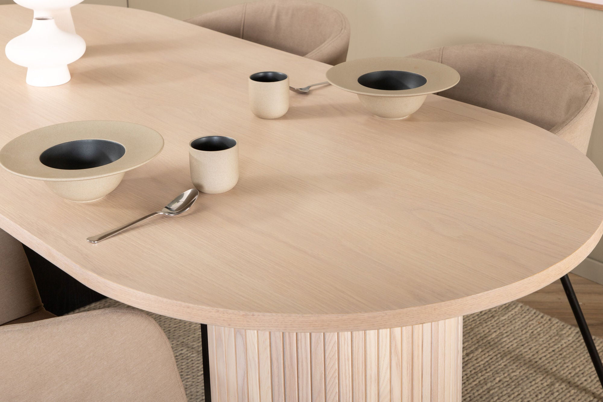 Venture Home Bianca Oval spisebord , White Wash Black Veneer+Berit stol , Black Beige Fabric (Polyester linen )_4