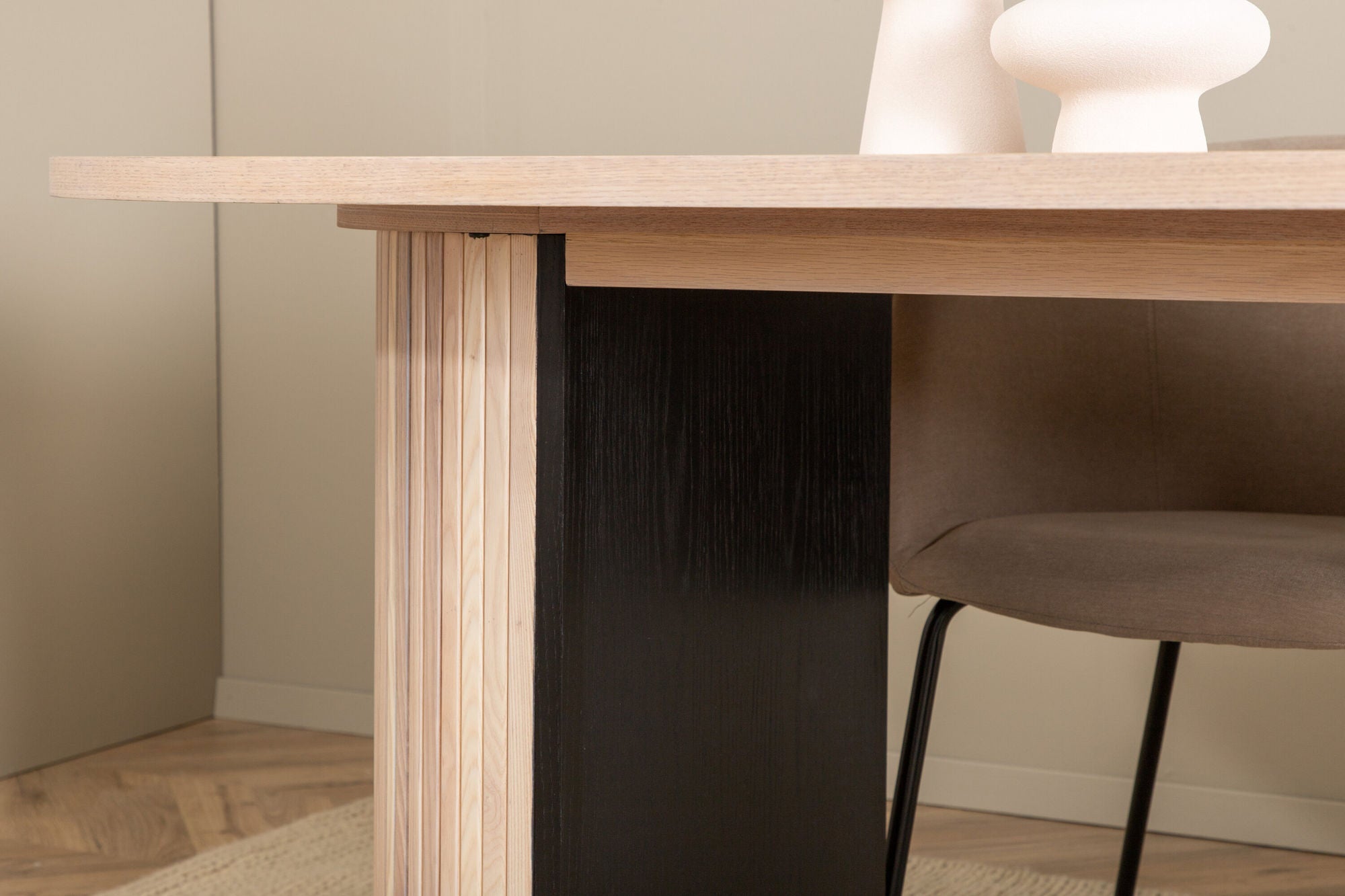 Venture Home Bianca Oval spisebord , White Wash Black Veneer+Berit stol , Black Beige Fabric (Polyester linen )_4
