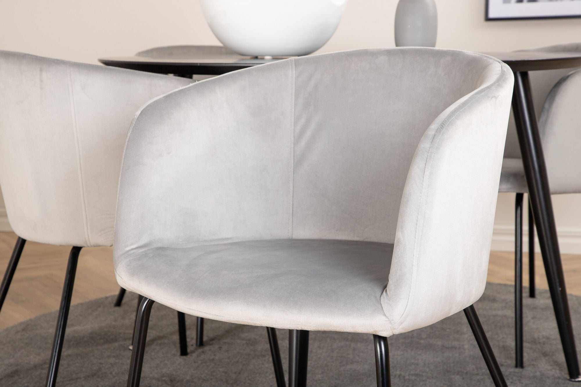 Venture Home Dipp spisebord - 115cm - Black Veneer / All black legs +Berit stol - Black / Light Grey Velvet_4