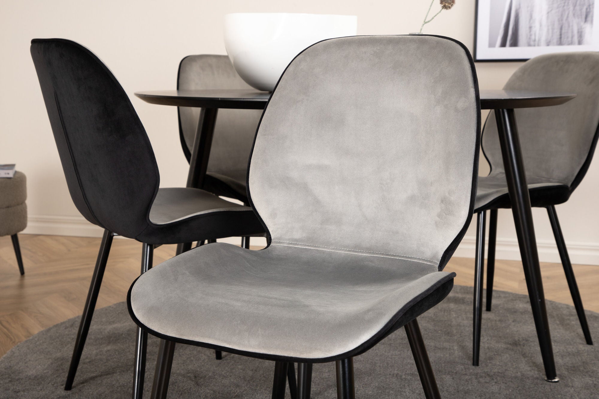 Venture Home Dipp spisebord - 115cm - Black Veneer / All black legs +Emma stol - Black / Black and Light Grey Black Velvet in Back Grey Velvet in front_4