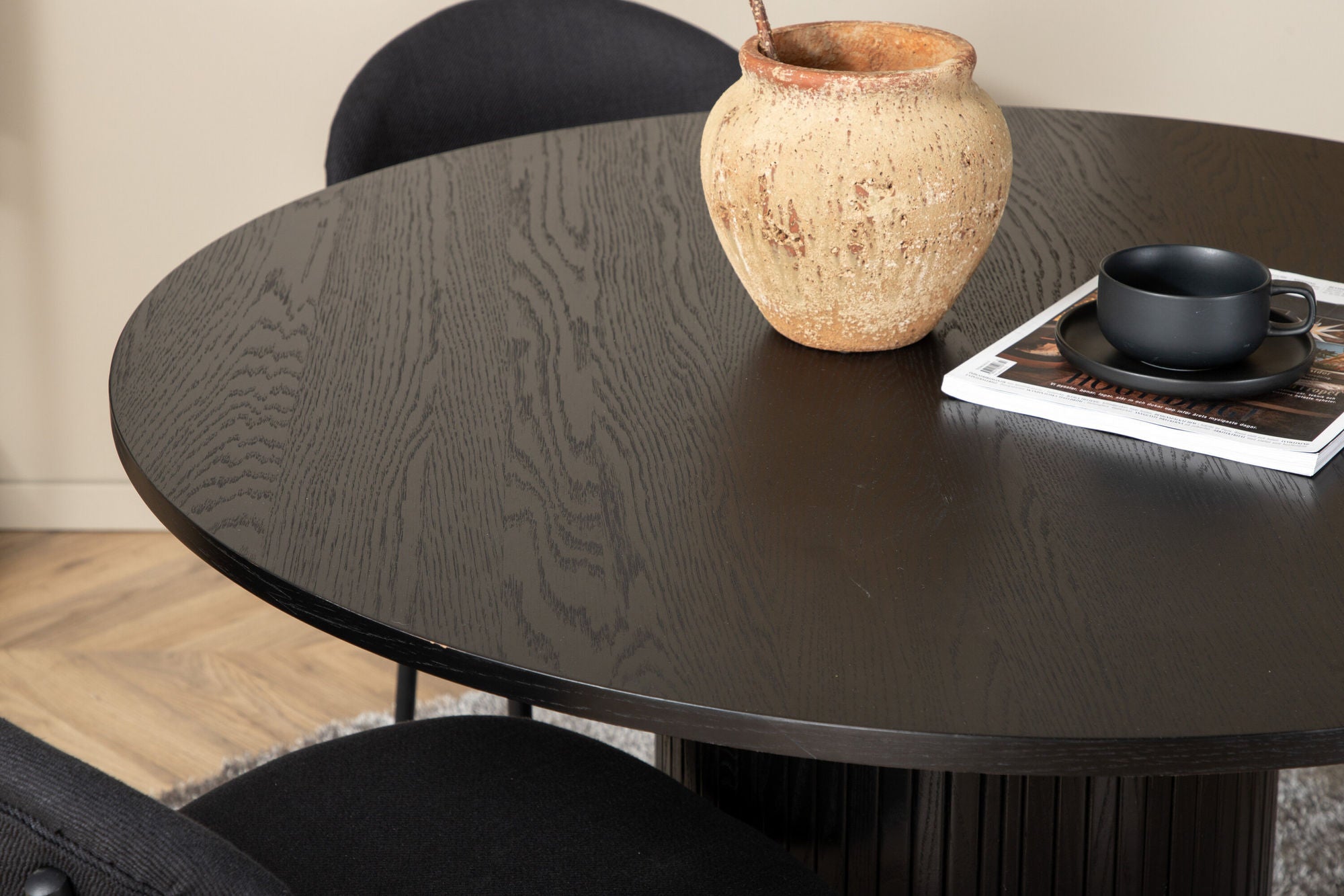 Venture Home Bianca rund spisebord , Black Black Veneer+Vault Spisebordsstol , Black Legs , Black Fabric_4