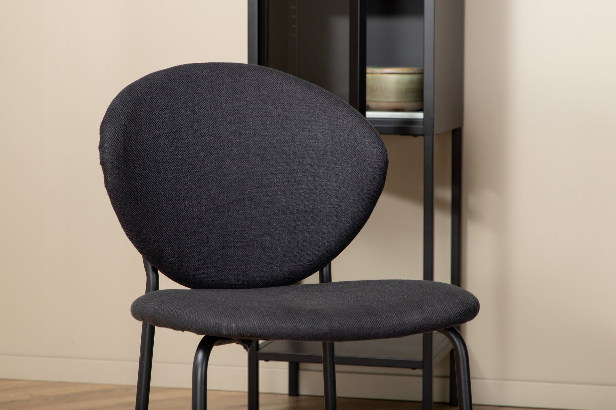 Venture Home Bianca rund spisebord , Black Black Veneer+Vault Spisebordsstol , Black Legs , Black Fabric_4